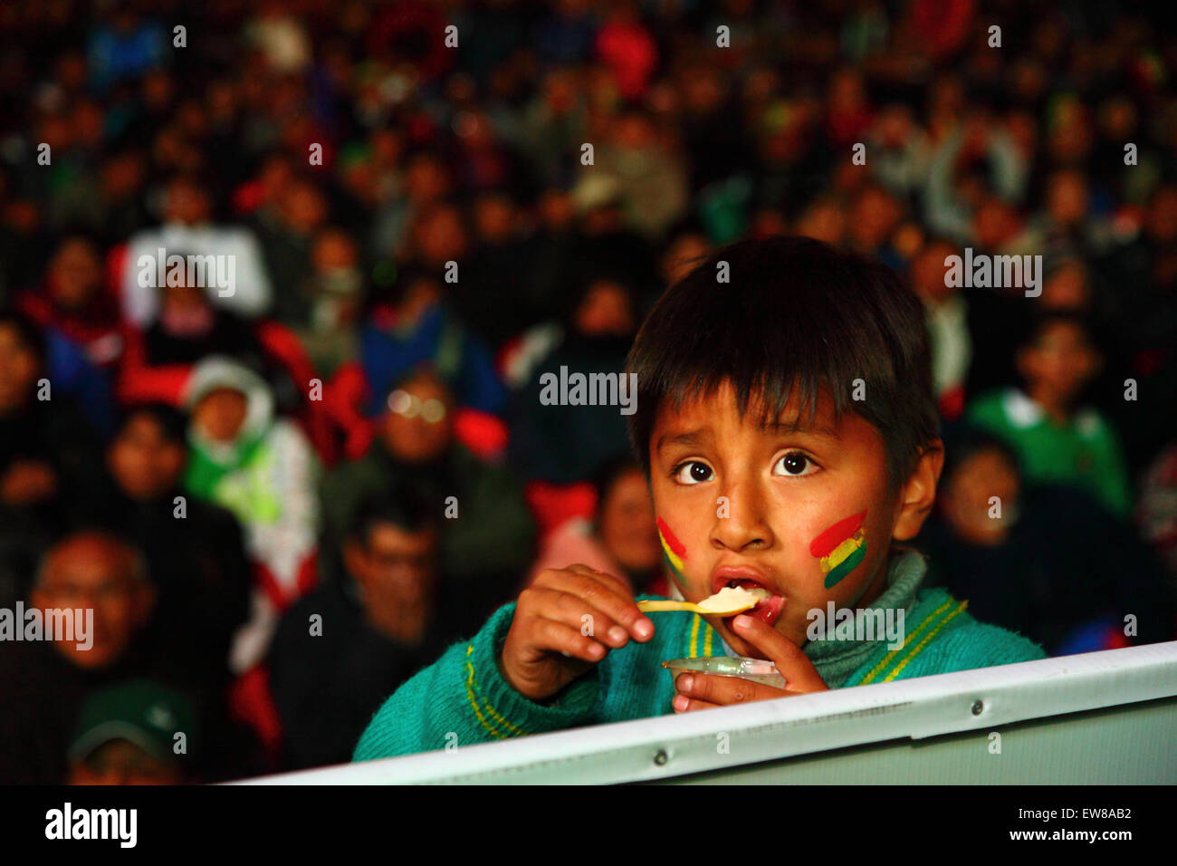 La Paz, Bolivien, 19. Juni 2015. Ein jungen bolivianischen Fußballfan Uhren der bolivianischen Teamplay Chile in das Endspiel der Copa America Gruppe A auf einer Großleinwand im Plaza San Francisco. Bolivien verlor das Spiel mit 5: 0 aber noch qualifizierte sich für das Viertelfinale in den 2. Platz in der Gruppe. Bildnachweis: James Brunker / Alamy Live News Stockfoto