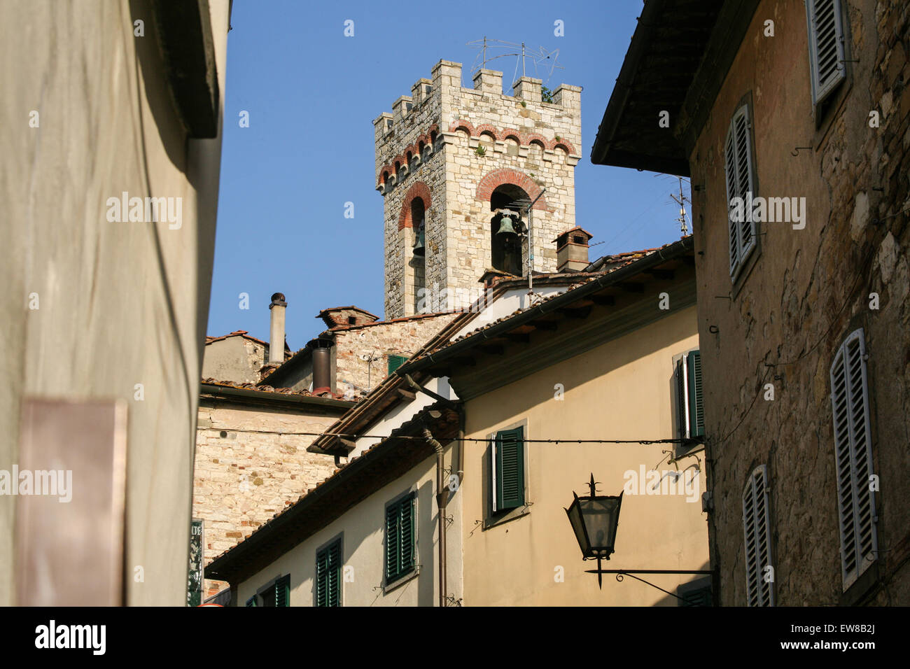 Kirche Glockenturm von der Hauptstraße im Zentrum von "Radda in Chianti", eine schöne kleine Stadt und eine berühmte Region bekannt für seinen Wein Chianti in der Toskana. Italien. Juni. Stockfoto