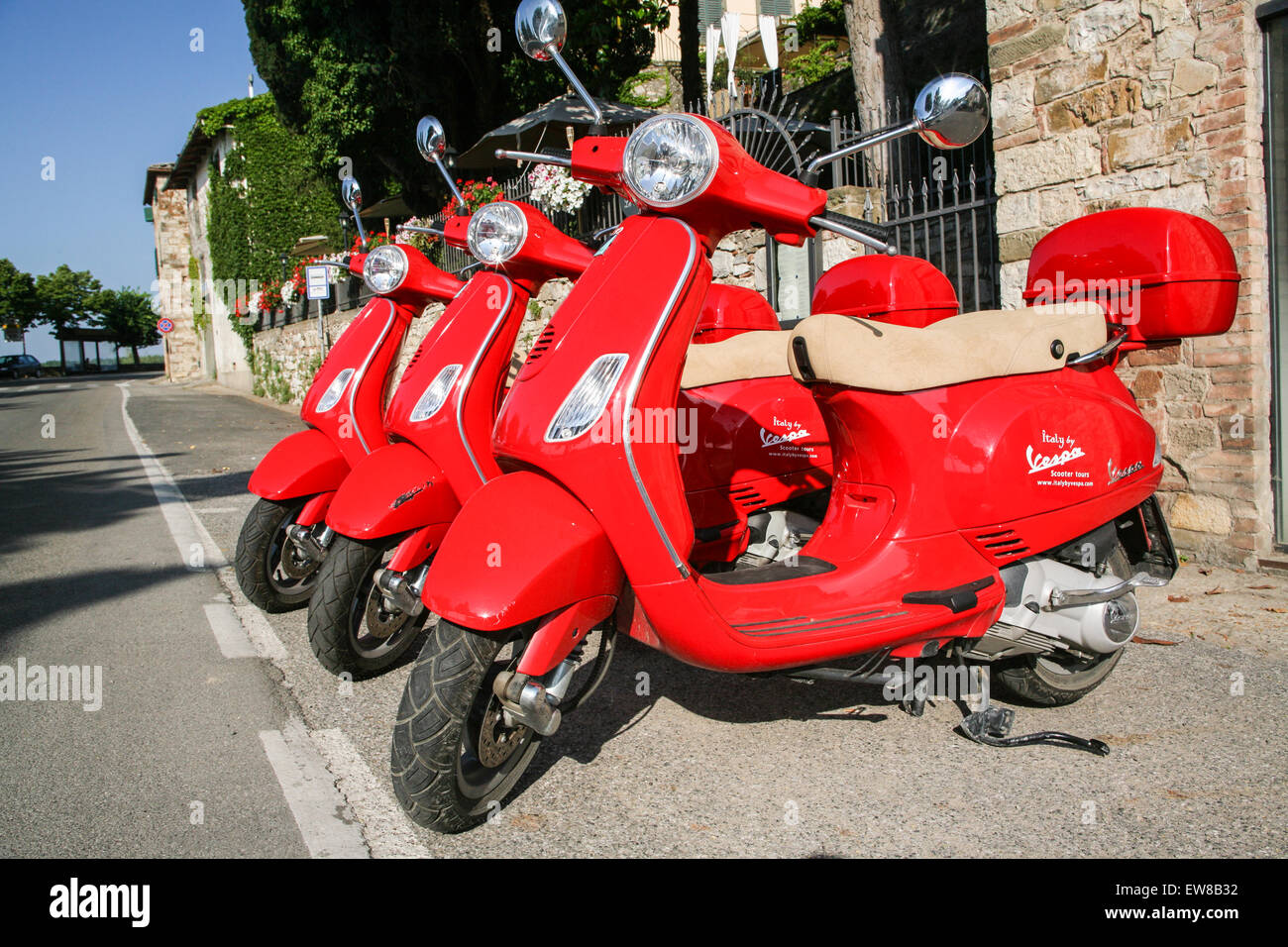 Drei rote Vespas, Bestandteil einer für Mietwagen Flotte ideal für die Erkundung der Toskana, im Zentrum von abgestellt "Radda in Stockfoto