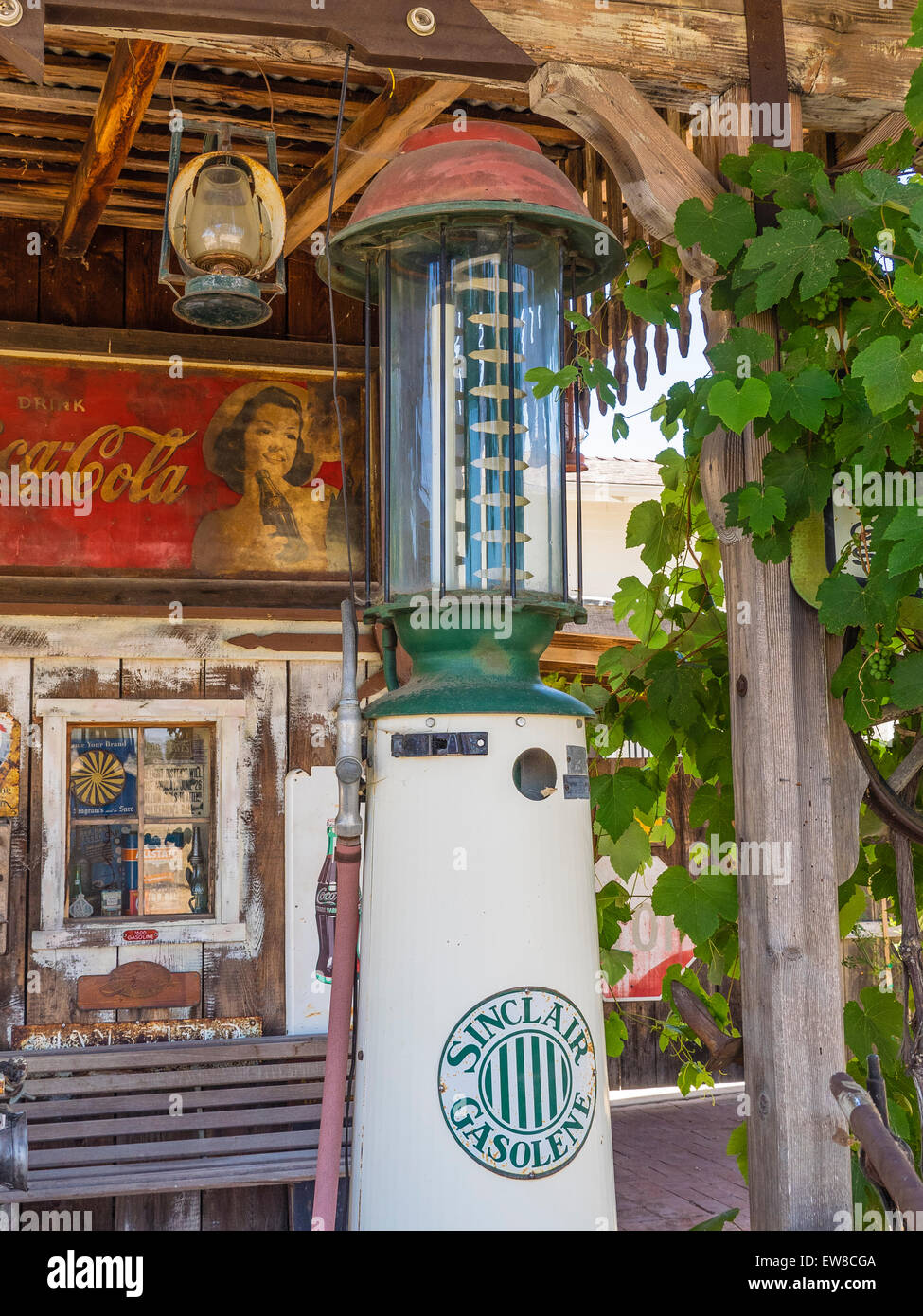 Antike Sinclair Zapfsäule vor einem alten altmodischen Tankstelle in Santa Ynez, Kalifornien. Stockfoto