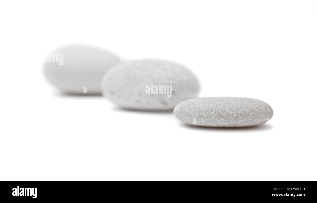 Drei graue Spa Steinen auf weißem Hintergrund Stockfoto