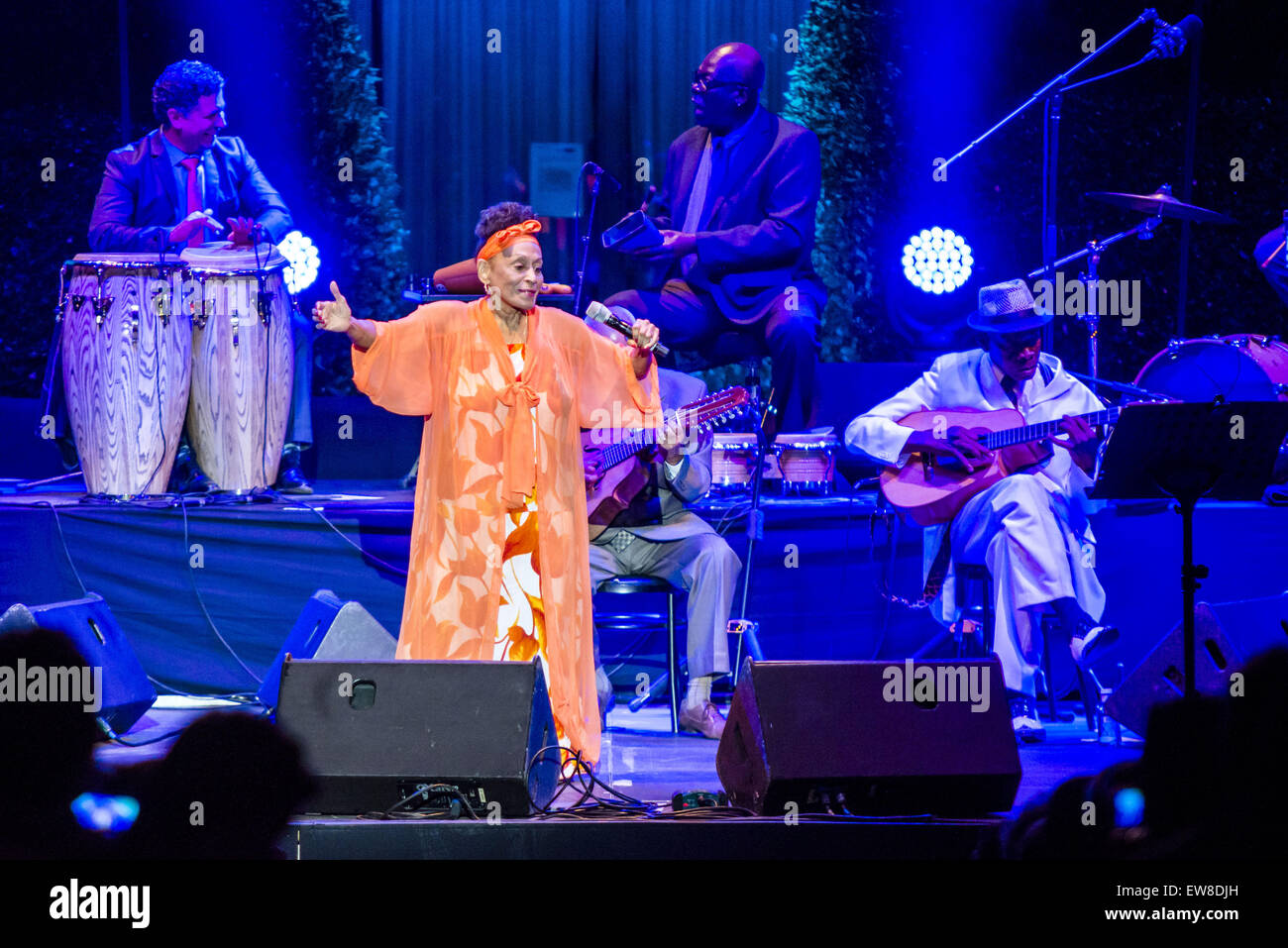 Barcelona, Katalonien, Spanien. 19. Juni 2015. Sängerin OMARA PORTUANDO führt mit dem "Buena Vista Social Club" live on Stage "Pedralbes Music Festival" in Barcelona während ihrer "Adiós Tour" Credit: Matthias Oesterle/ZUMA Wire/ZUMAPRESS.com/Alamy Live News Stockfoto