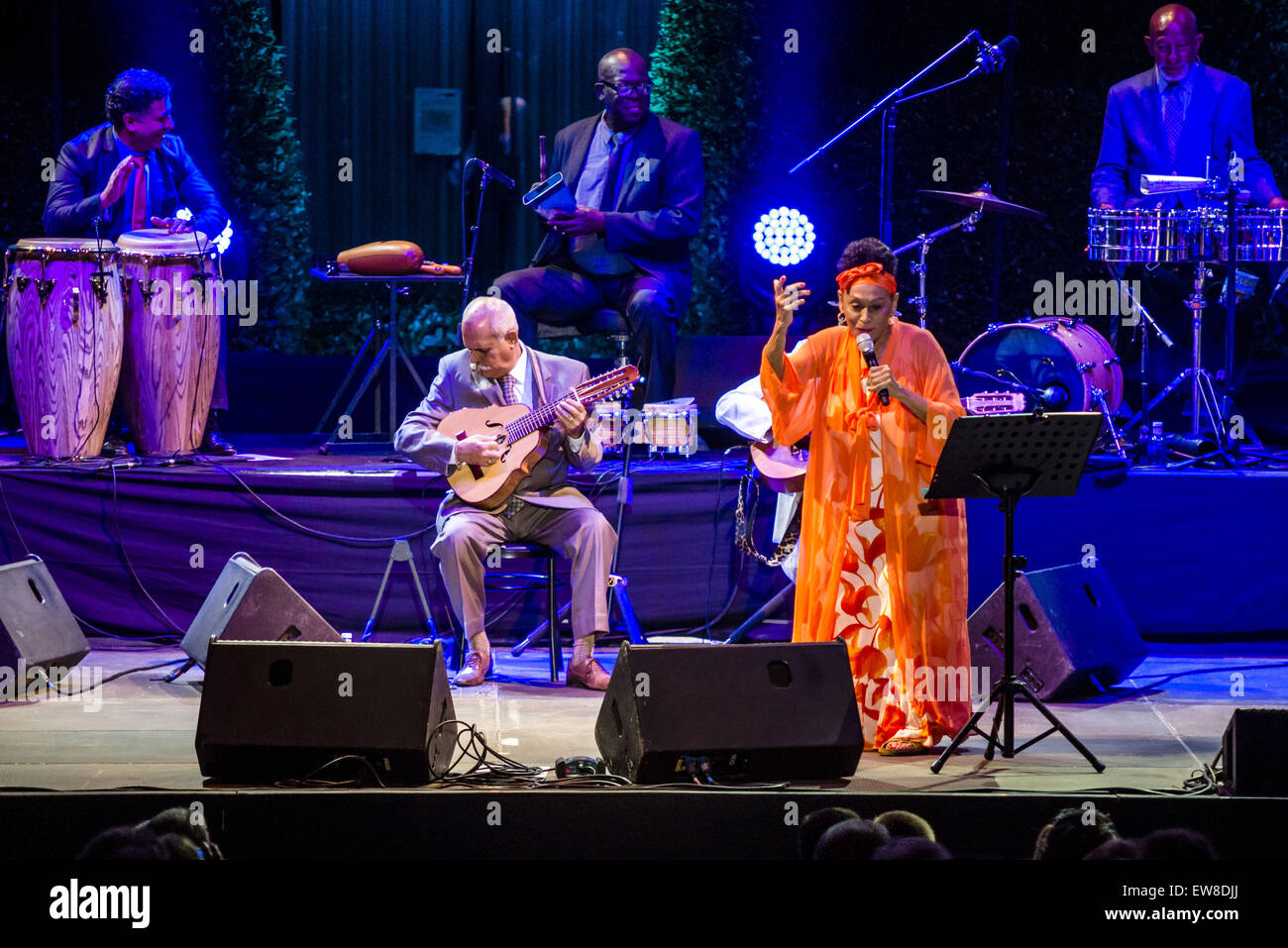 Barcelona, Katalonien, Spanien. 19. Juni 2015. Sängerin OMARA PORTUANDO führt mit dem "Buena Vista Social Club" live on Stage "Pedralbes Music Festival" in Barcelona während ihrer "Adiós Tour" Credit: Matthias Oesterle/ZUMA Wire/ZUMAPRESS.com/Alamy Live News Stockfoto