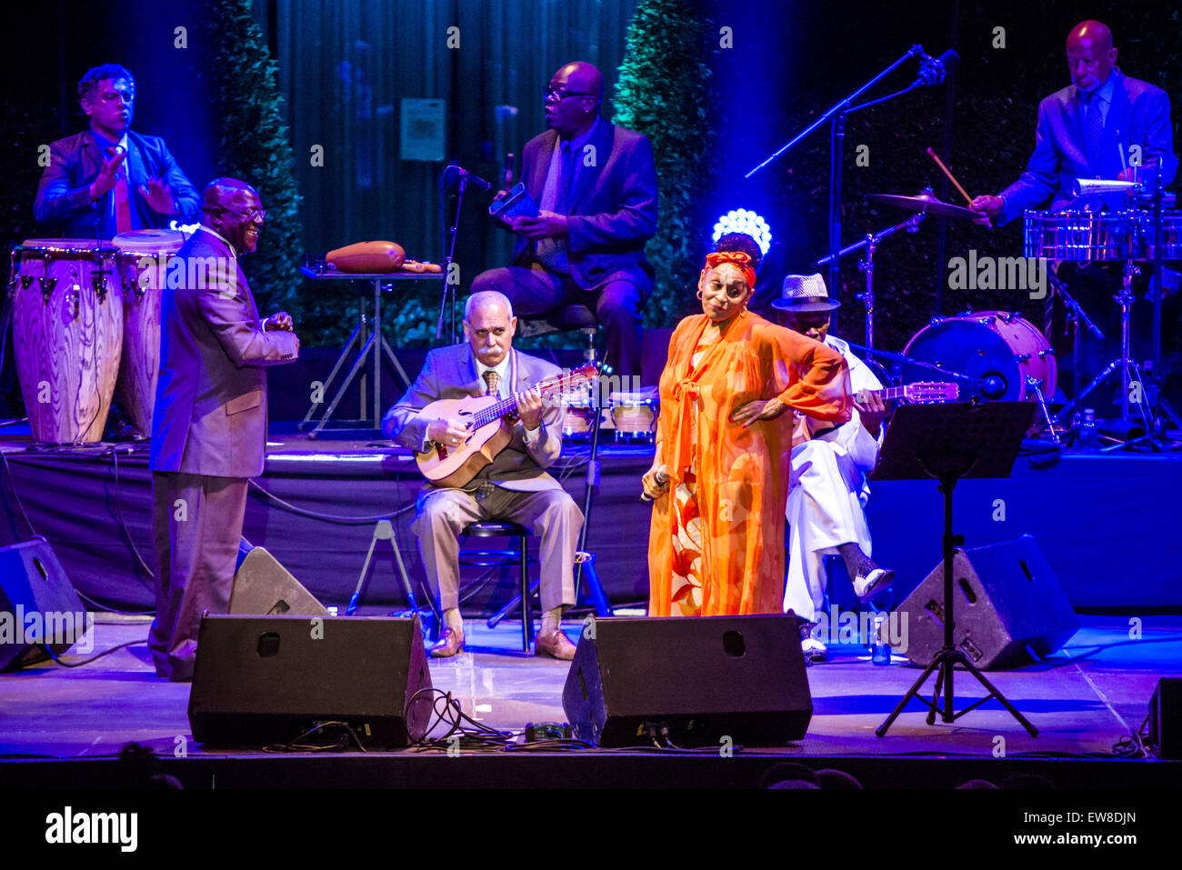 Barcelona, Katalonien, Spanien. 19. Juni 2015. Sängerin OMARA PORTUANDO führt mit dem "Buena Vista Social Club" live on Stage "Pedralbes Music Festival" in Barcelona während ihrer "Adiós Tour" Credit: Matthias Oesterle/ZUMA Wire/ZUMAPRESS.com/Alamy Live News Stockfoto