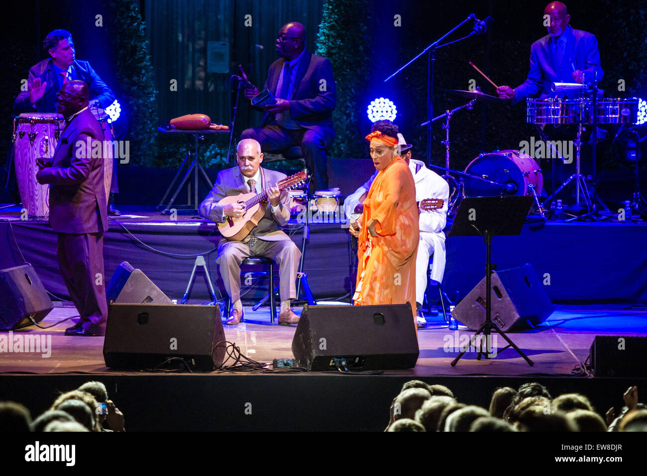 Barcelona, Katalonien, Spanien. 19. Juni 2015. Sängerin OMARA PORTUANDO führt mit dem "Buena Vista Social Club" live on Stage "Pedralbes Music Festival" in Barcelona während ihrer "Adiós Tour" Credit: Matthias Oesterle/ZUMA Wire/ZUMAPRESS.com/Alamy Live News Stockfoto