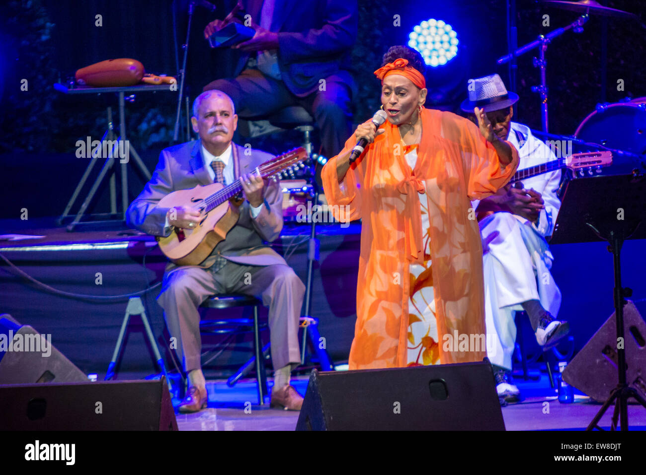 Barcelona, Katalonien, Spanien. 19. Juni 2015. Sängerin OMARA PORTUANDO führt mit dem "Buena Vista Social Club" live on Stage "Pedralbes Music Festival" in Barcelona während ihrer "Adiós Tour" Credit: Matthias Oesterle/ZUMA Wire/ZUMAPRESS.com/Alamy Live News Stockfoto