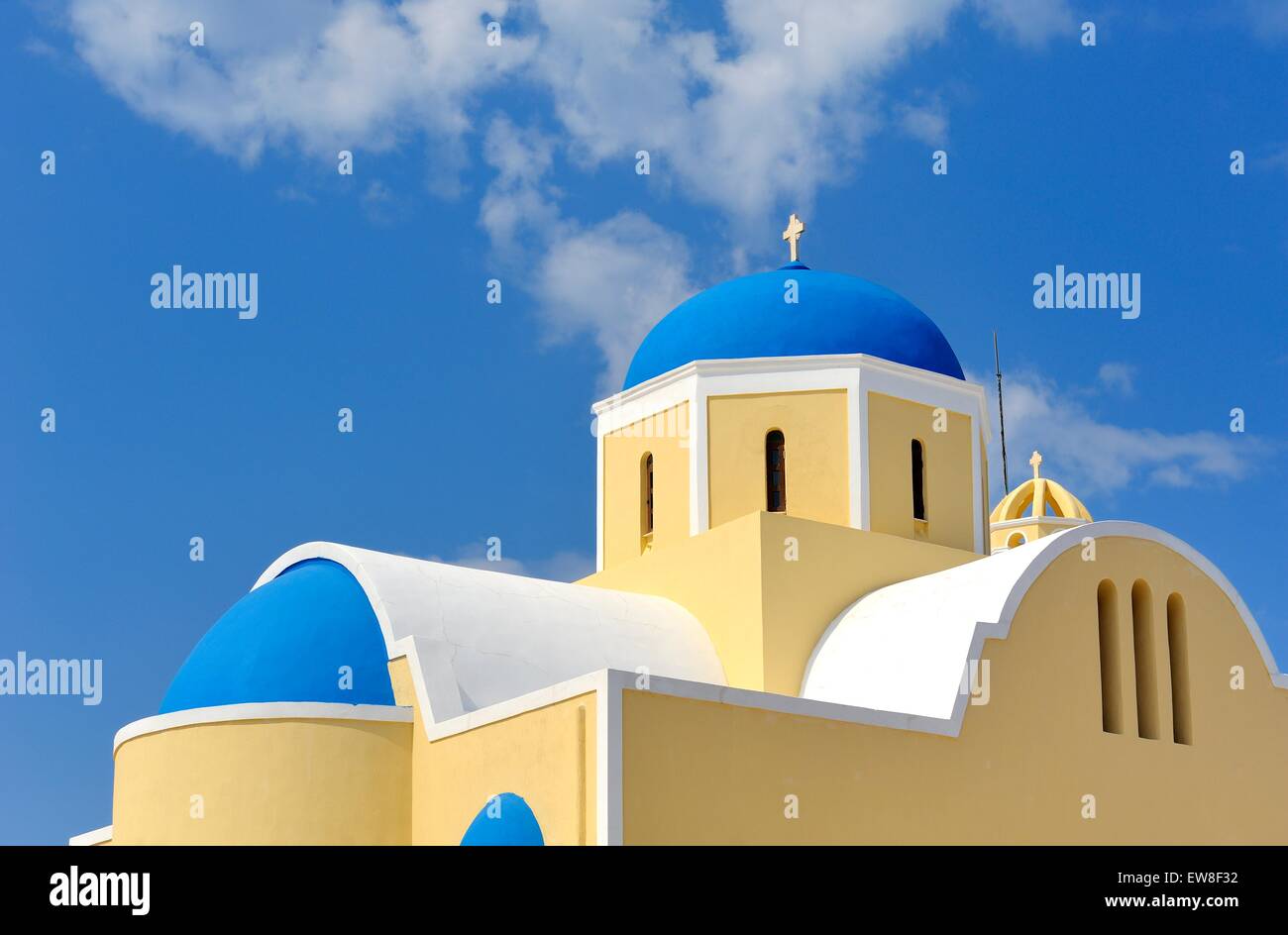Eine blaue Kuppelkirche im Dorf Oia, Santorini, Griechenland Stockfoto