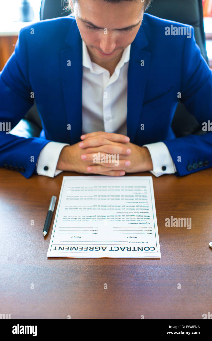 Geschäftsmann, die Unterzeichnung eines Vertrages im großen Büro Stockfoto