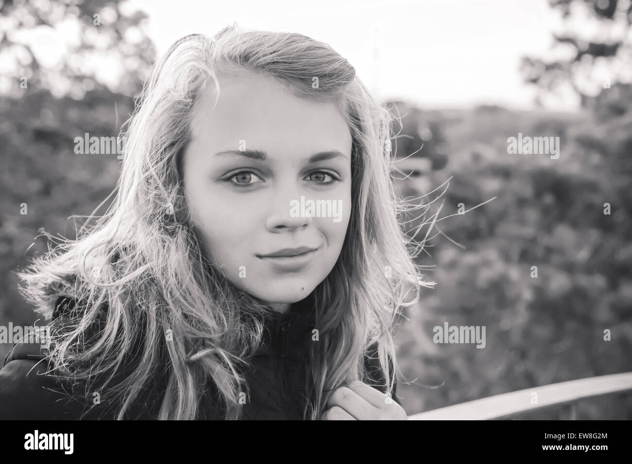 Outdoor Closeup monochrome Portrait von teenage kaukasischen blonde Mädchen Stockfoto