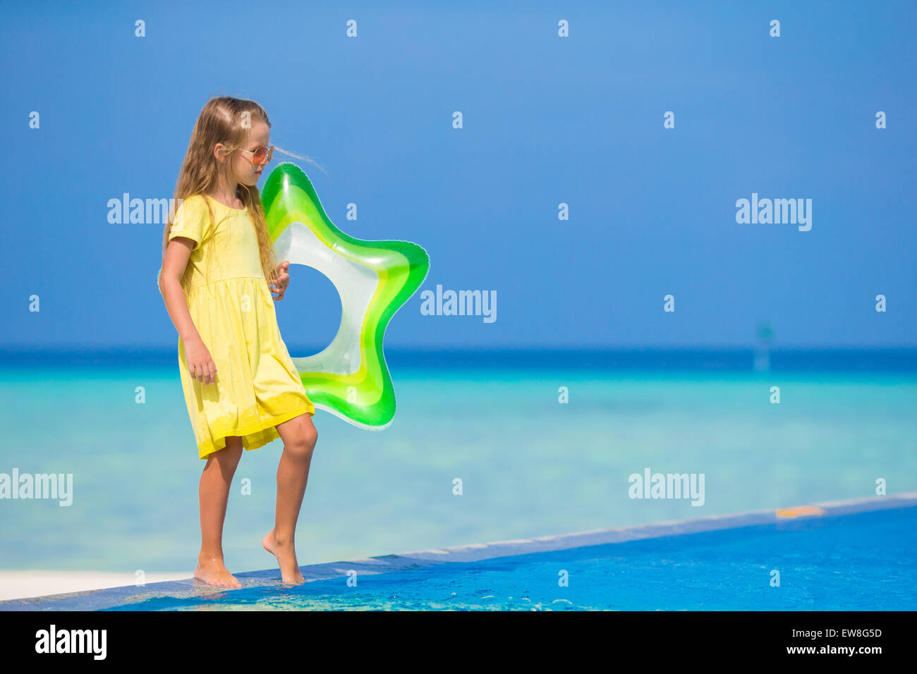 Liebenswert glückliches kleines Mädchen viel Spaß im Urlaub am Strand Stockfotografie Alamy