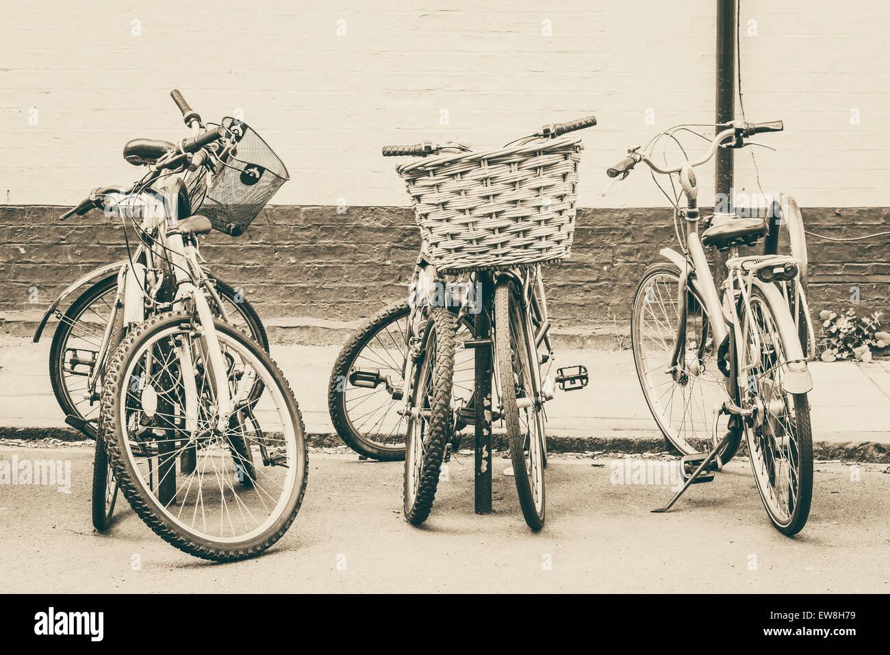 Fahrradständer mit Rädern im Stadtzentrum Konzeptbild Stockfoto