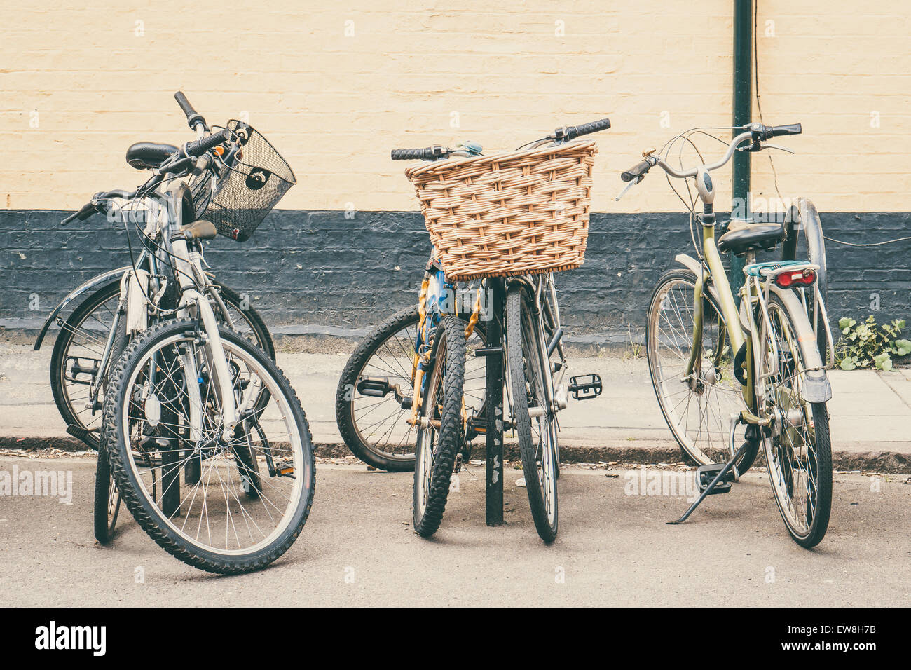 Fahrradständer mit Rädern im Stadtzentrum Konzeptbild Stockfoto