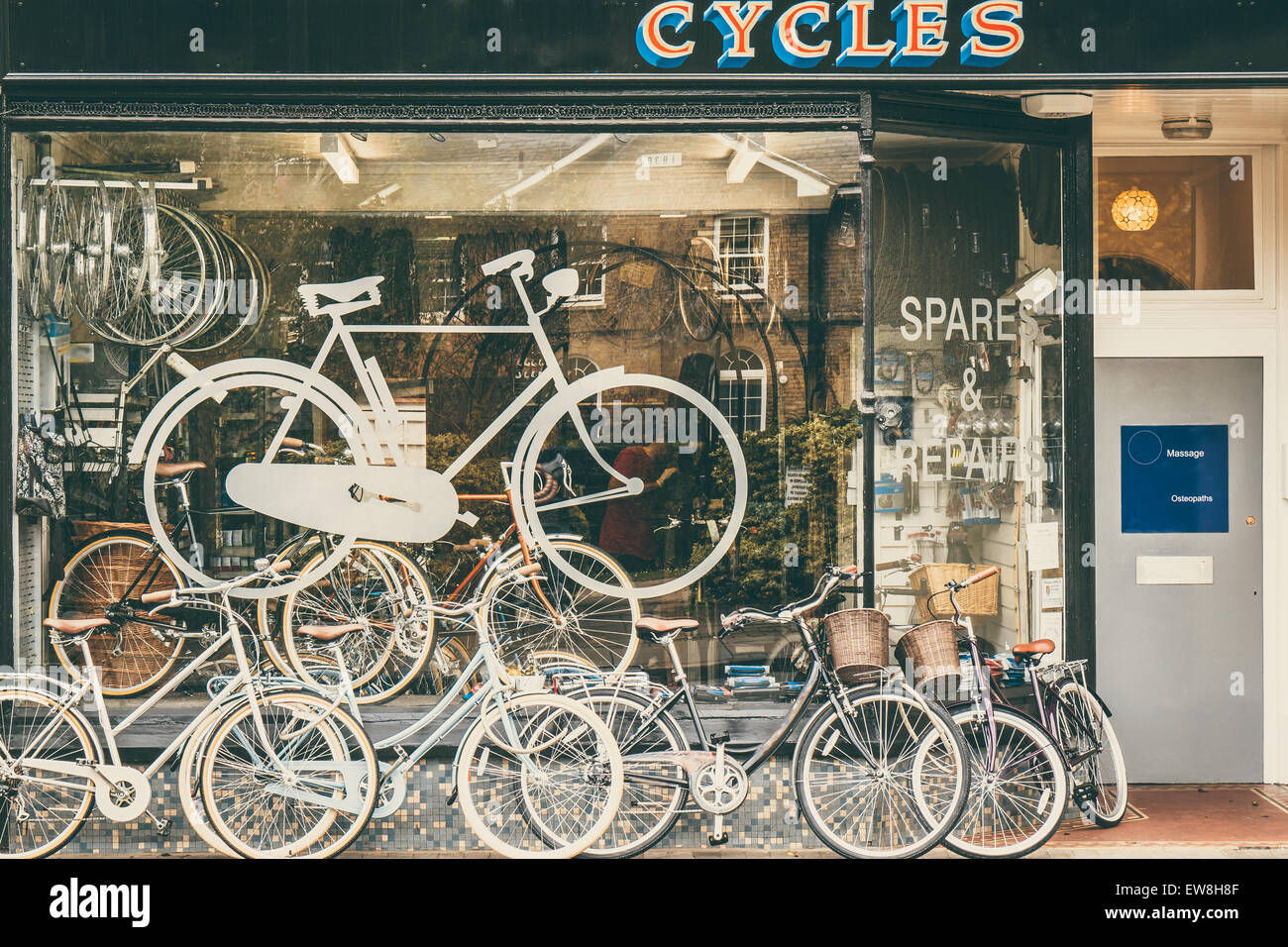Zyklen-Händler und Werkstatt mit Fahrrädern auf dem display Stockfoto