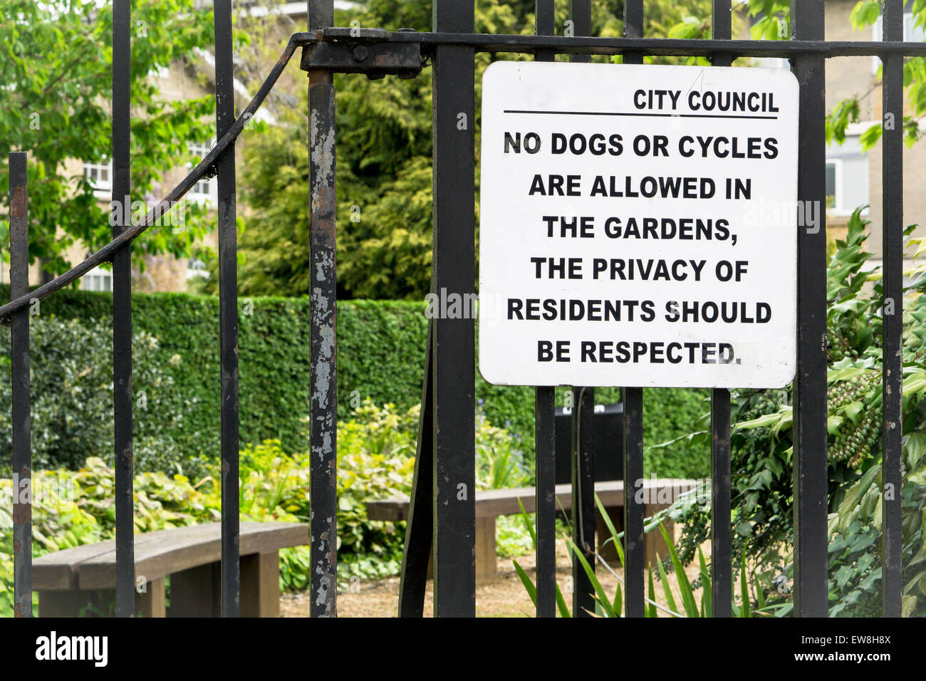 Öffentliche Warnung anmelden Metallzaun eines Parks von Stadtrat keine Hunde oder Zyklen erlaubt in den Gärten Stockfoto