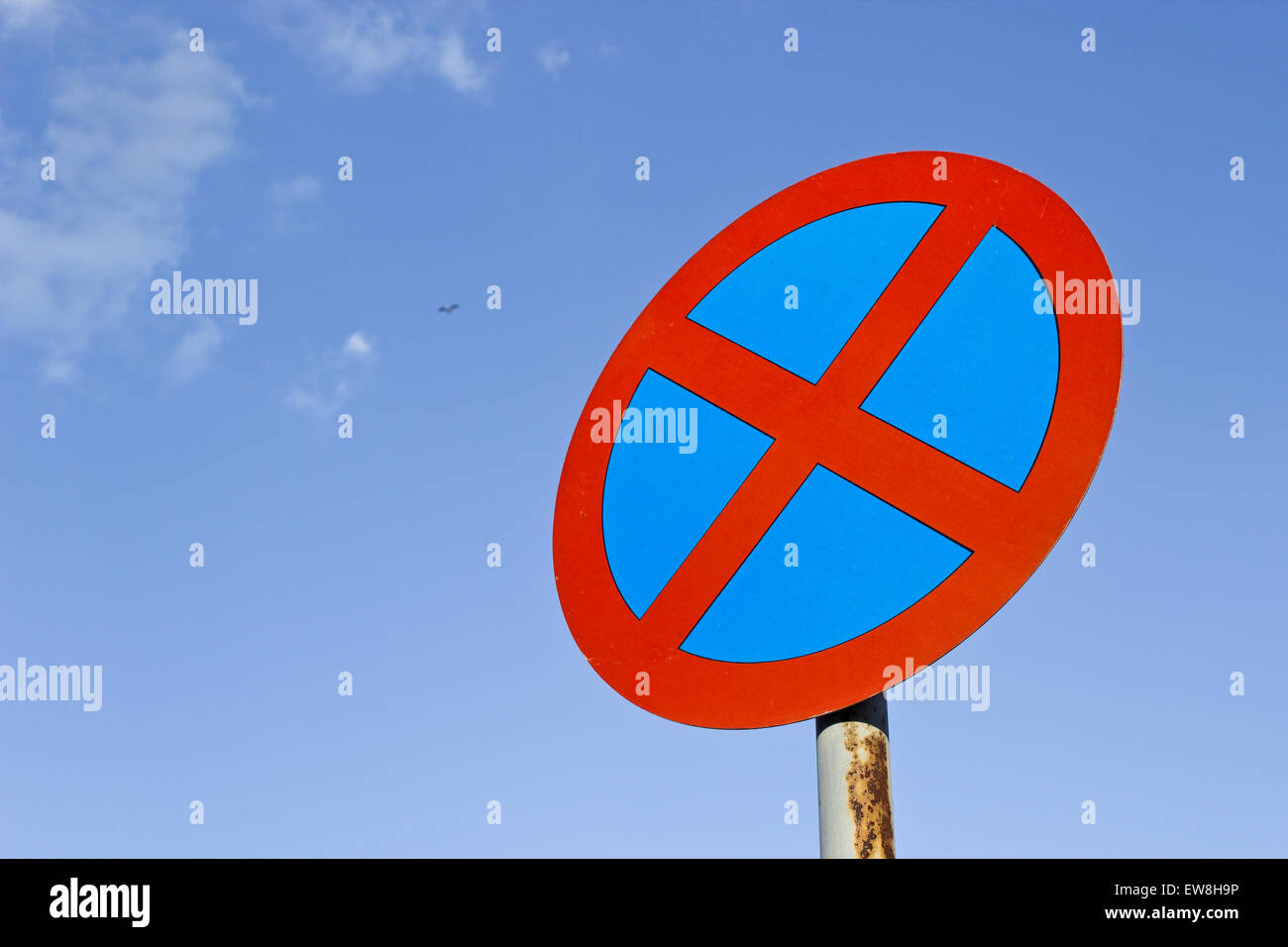 Kein Parkplatz Schild über blauen Himmel Stockfoto