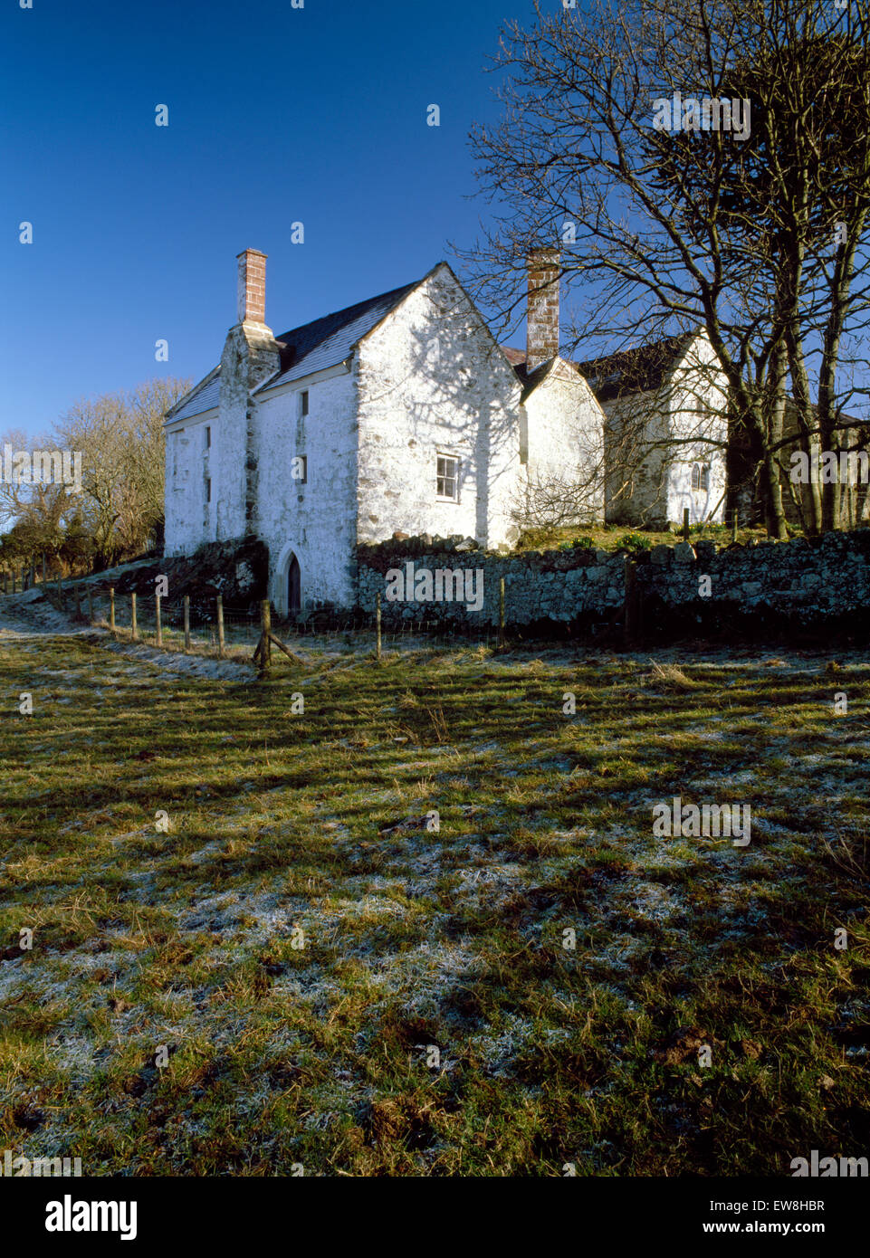 Hafoty, Llansadwrn, Anglesey: ein mittelalterliches Fachwerkhaus (R) wurde schließlich der E-Flügel einer Villa Tudor H-Plan mit zentralen Halle & W Flügel (L) Stockfoto