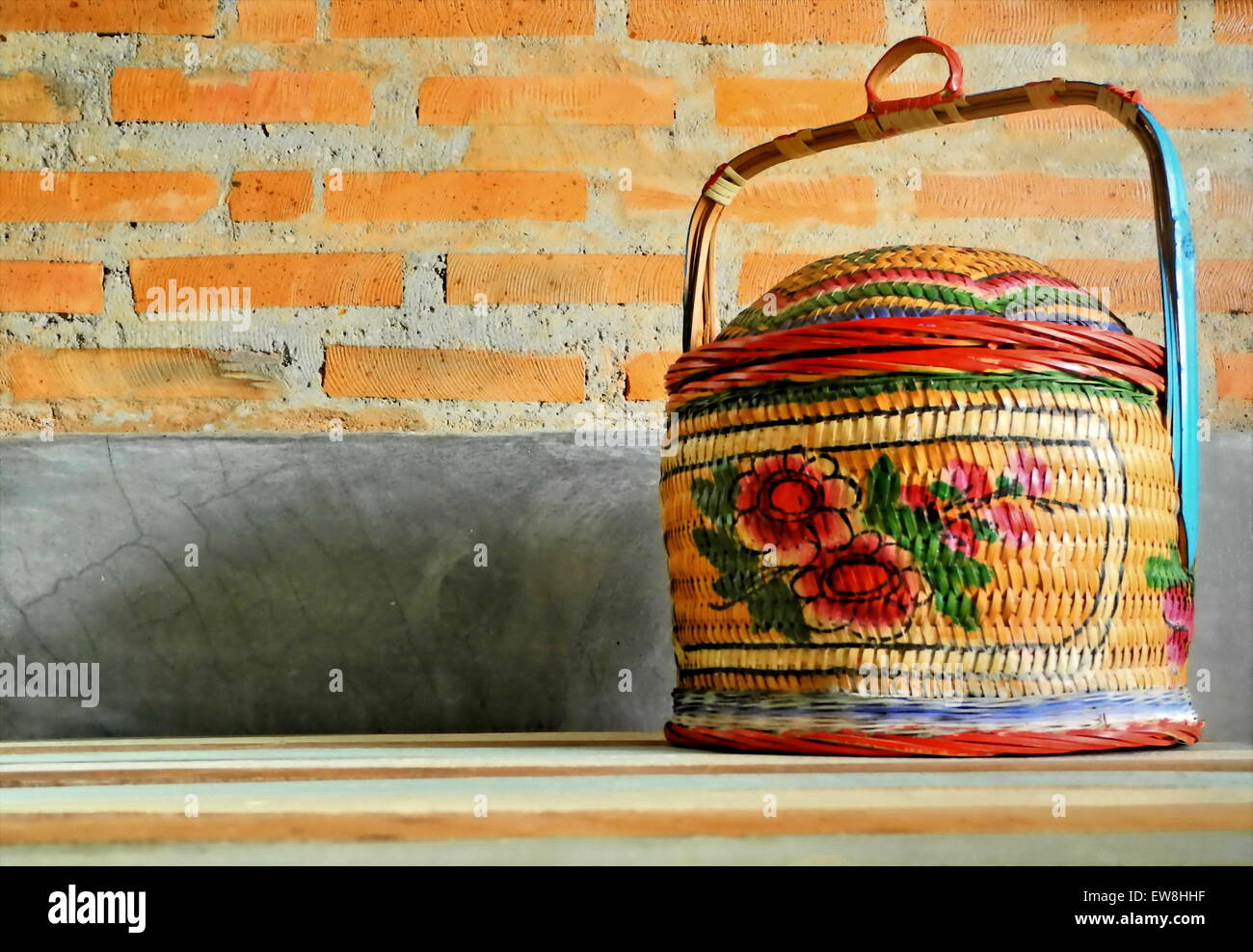 Tiffin Träger von Chiness, isoliert auf Holztisch Stockfoto