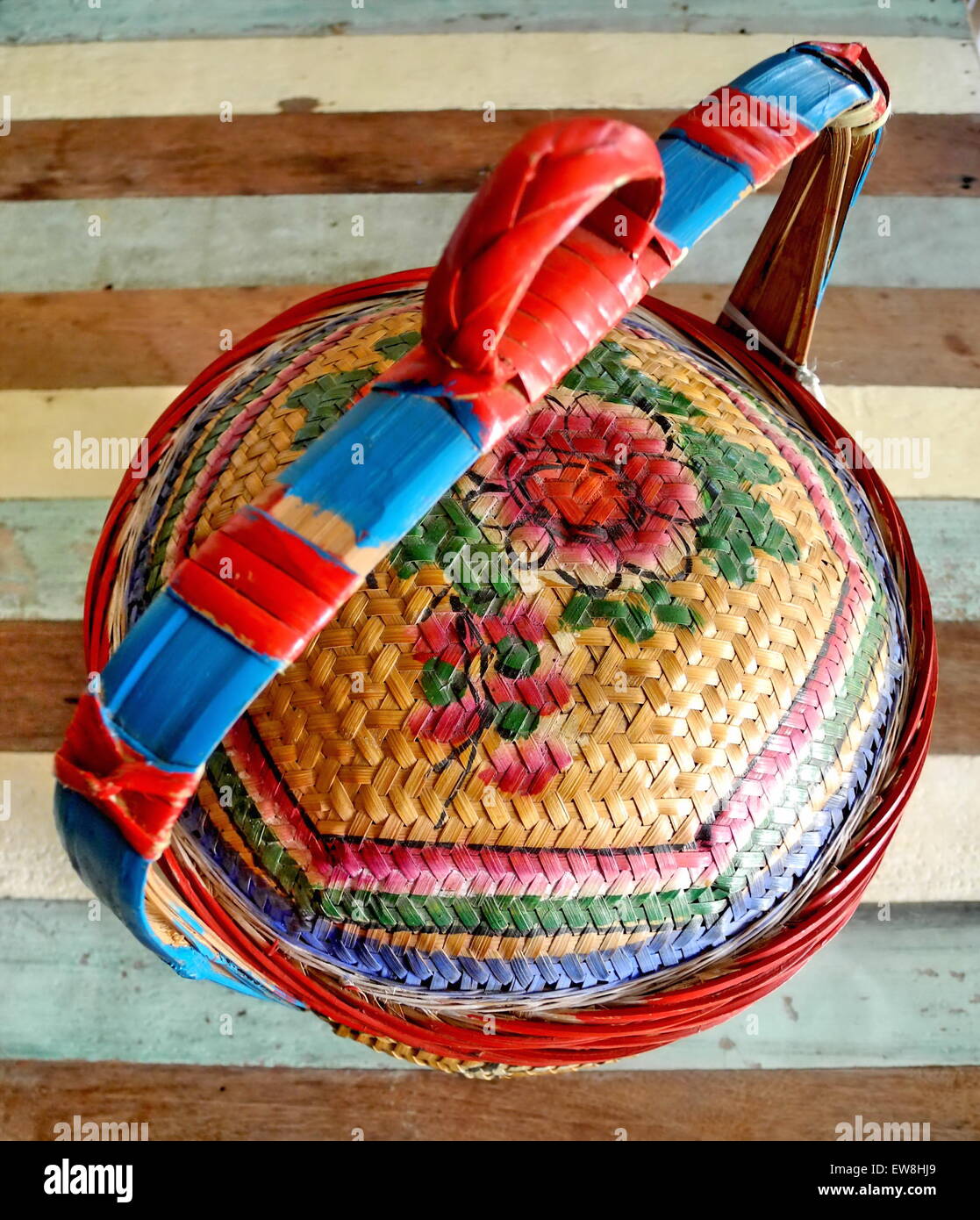 Tiffin Träger von Chiness, isoliert auf Holztisch Stockfoto