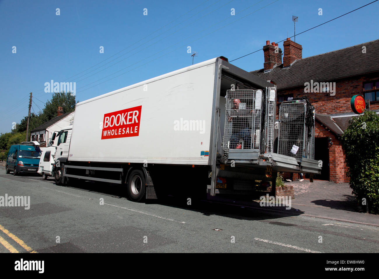 Ein Booker Großhandel LKW Lieferung an einen Gemischtwarenladen in Ritt Heide, Staffordshire Stockfoto