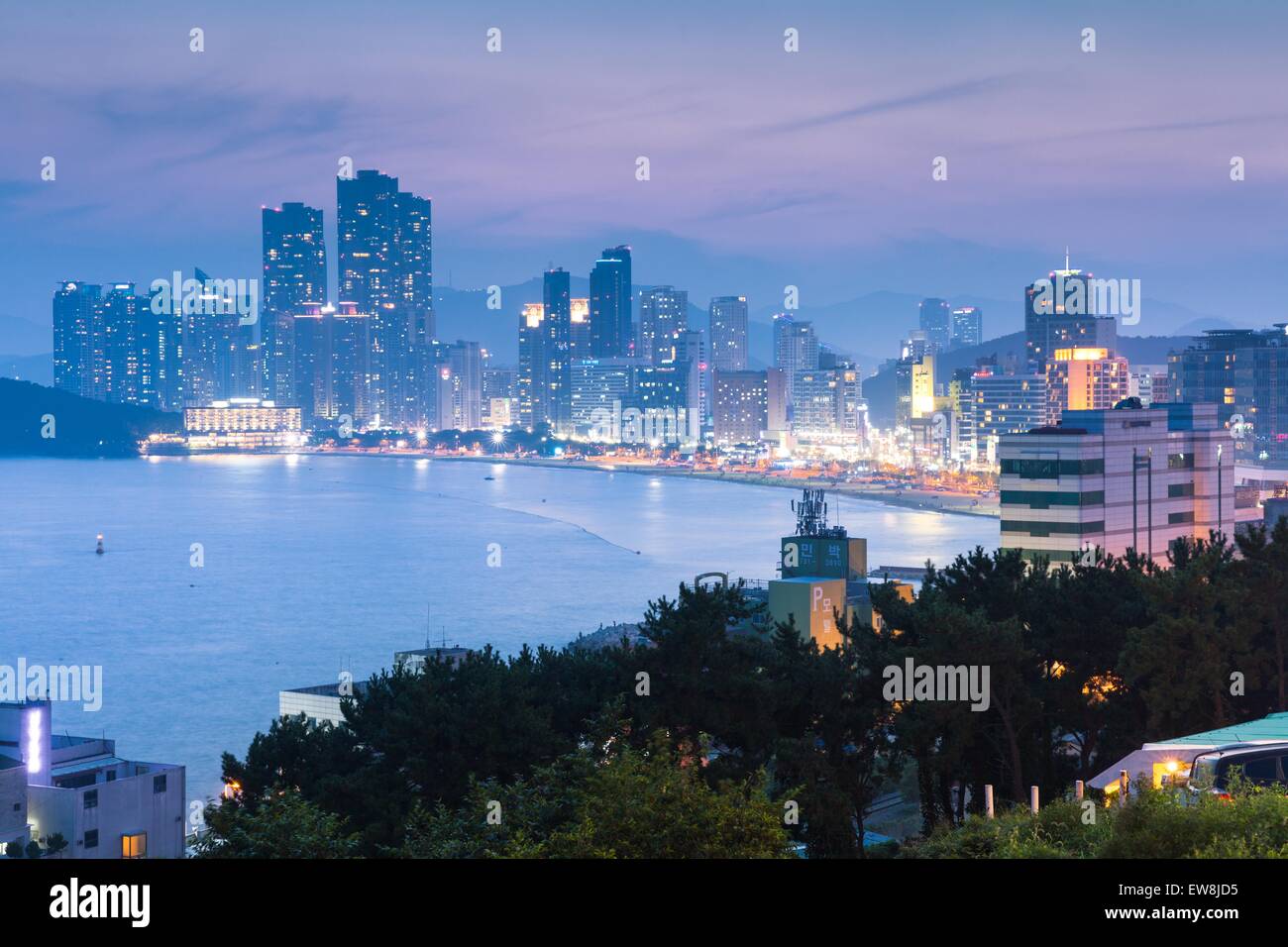 Die Ansicht der Haeundae Strand und Haeundae Wolkenkratzer in der Abenddämmerung am 22. August 2014, Busan, Südkorea. Stockfoto