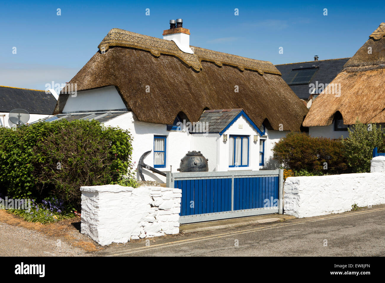 Irland, Co. Wexford, Kilmore Quay, idyllische Reetdachhaus im Dorfzentrum mit nautischen Gartendekorationen Stockfoto