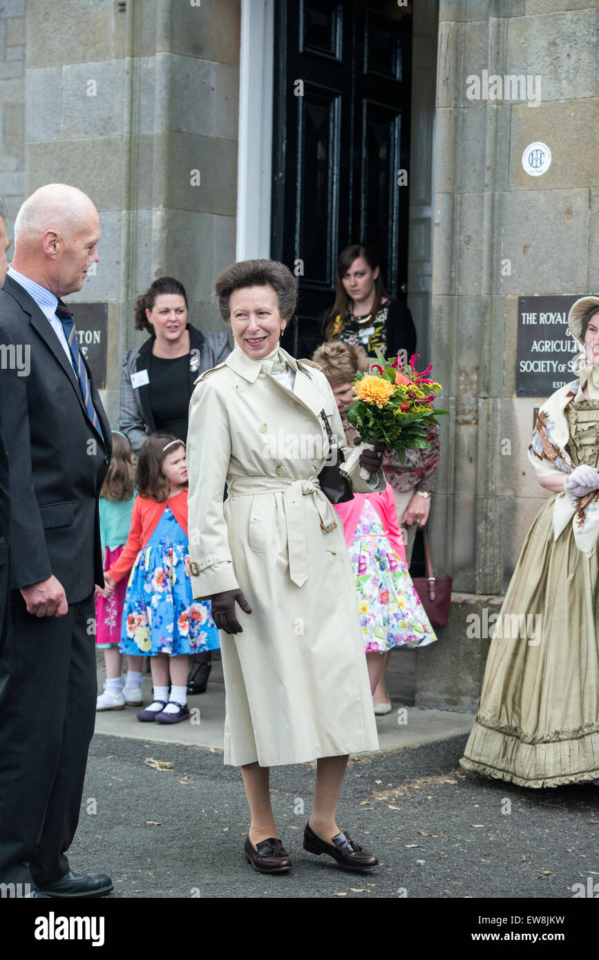 Das Royal Highland Centre, Ingliston, Newbridge, Midlothian, UK.19th Juni 2015. Die Princess Royal, Ehrenmitglied der Royal Highland und Landwirtschafts-Gesellschaft von Schottland, Besuch der Royal Highland Show, Schottland.  Bildnachweis: Karen Appleyard/Alamy Live-Nachrichten Stockfoto