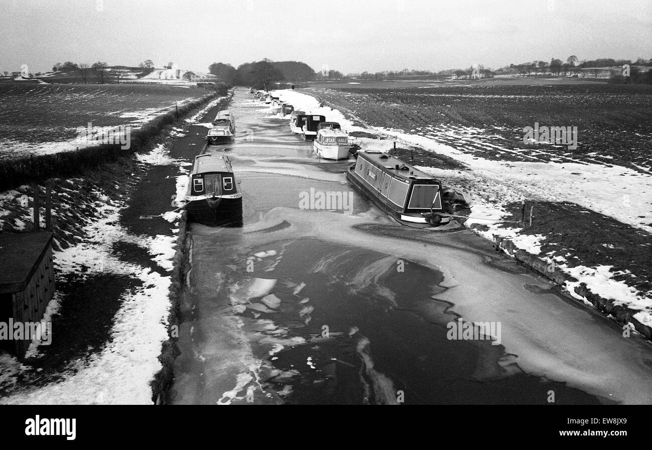 Narrowboats in gefrorenen Kanal Norbury Junction in Staffordshire auf dem Shropshire-Union-Kanal 17.02.1985 Stockfoto