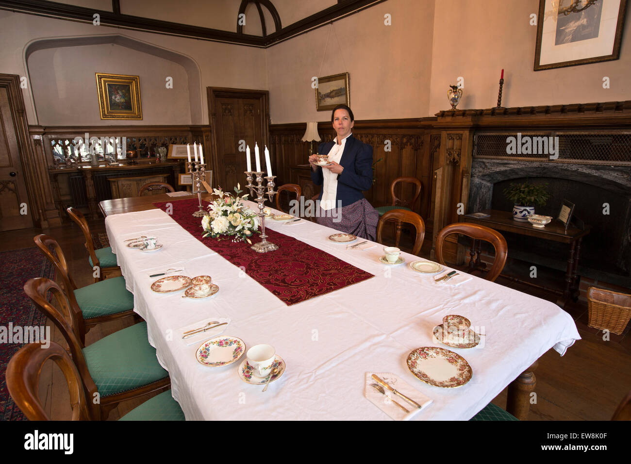 Irland, Co. Wexford, Ballyedmond, Brunnen Haus, Louise Cullen als Lady Frances im Speisesaal Stockfoto