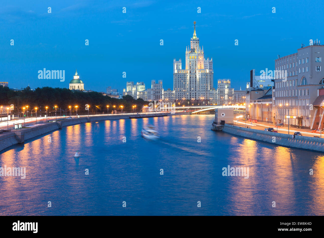 Abenddämmerung Blick auf die Kotelnicheskaya Damm Gebäude, eines der sieben Schwestern-Gebäude in Moskau, Russland. Stockfoto