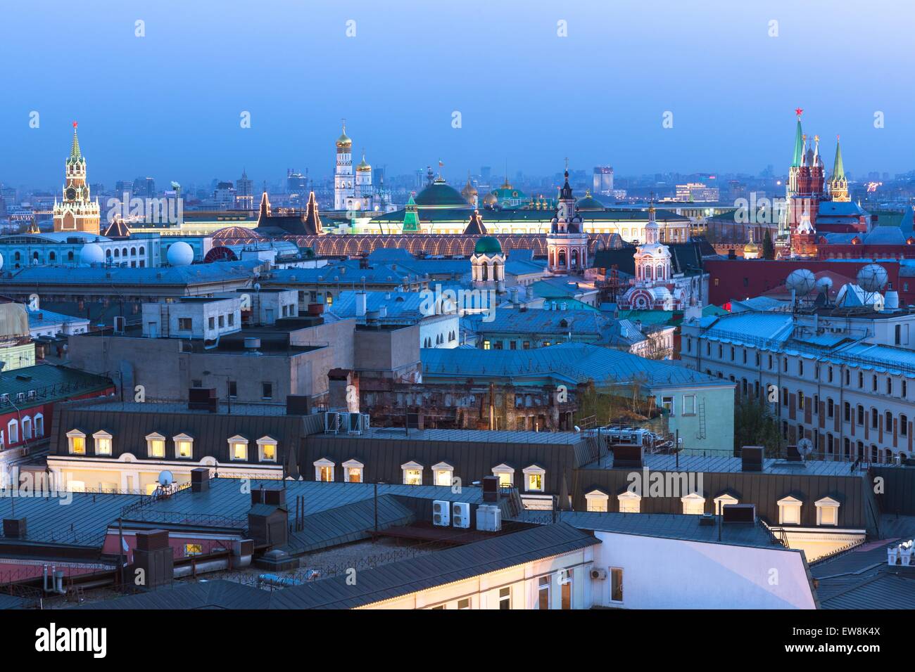 Abenddämmerung Blick über Zentrum von Moskau mit schönen Kreml Ensemble, Moskau, Russland. Stockfoto