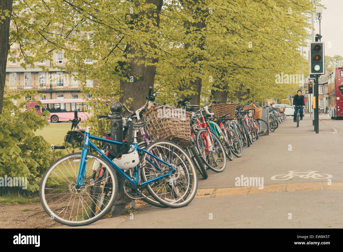 CAMBRIDGE, ENGLAND - 7. Mai 2015: Fahrräder und Radfahrer, Konzeptbild der Ansicht des Stadtlebens in Cambridge, England Stockfoto