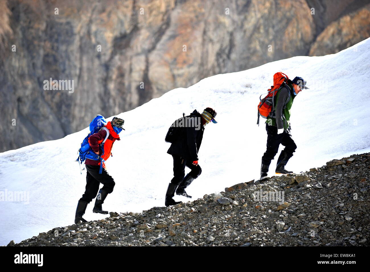 Jiuquan, China. 20. Juni 2015. Erklommen werden auf Mengke Gletscher des Qilian-Gebirges im Nordwesten Chinas Provinz Gansu, 20. Juni 2015. Gletscher auf Qilian Berge haben in den vergangenen 10 Jahren 36 Quadratkilometer geschrumpft, und die Schneegrenze ist im Durchschnitt 2-6,5 Meter pro Jahr gestiegen. Bildnachweis: Lian Zhenxiang/Xinhua/Alamy Live-Nachrichten Stockfoto