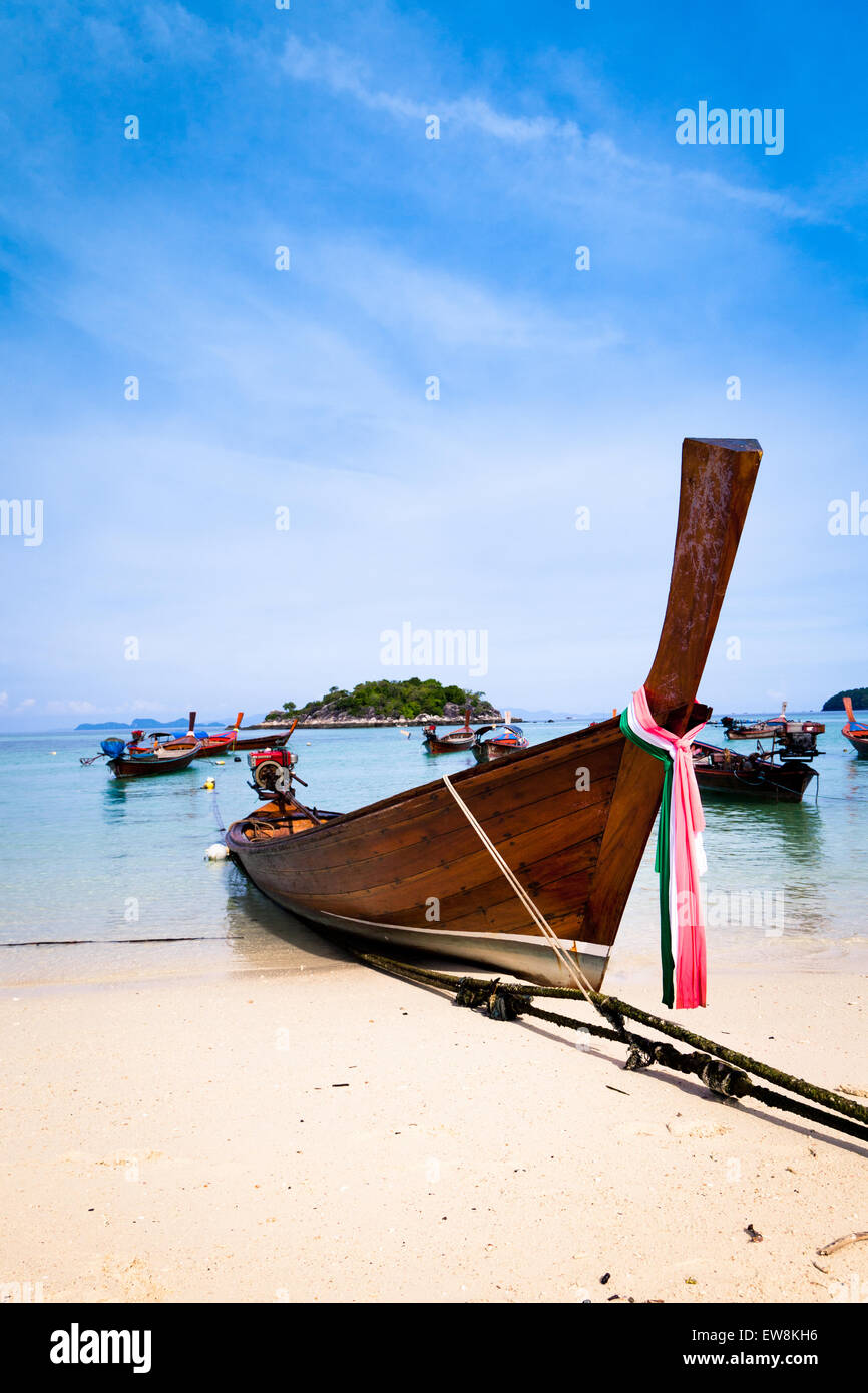 Traditionelle thai Holzboot auf dem Strand, Thailand. Stockfoto