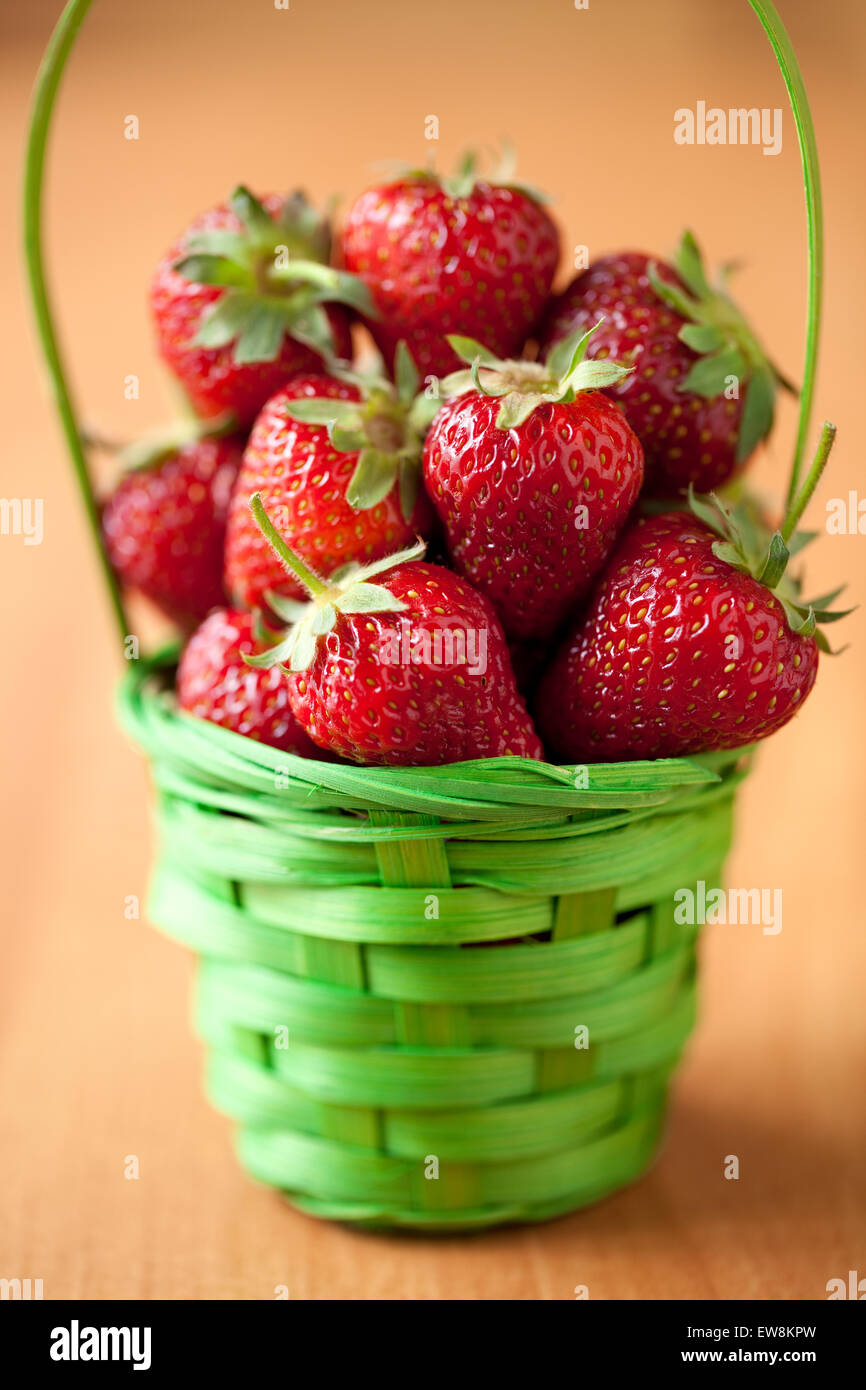 Erdbeere im grünen Korb am Küchentisch Stockfoto