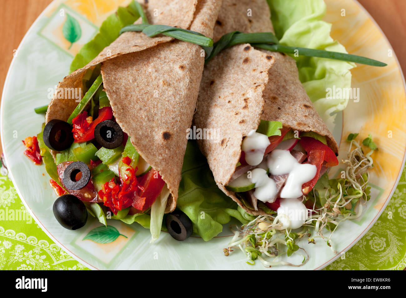 zwei Tortilla - Fladenbrot mit Gemüse und Fleisch Stockfoto