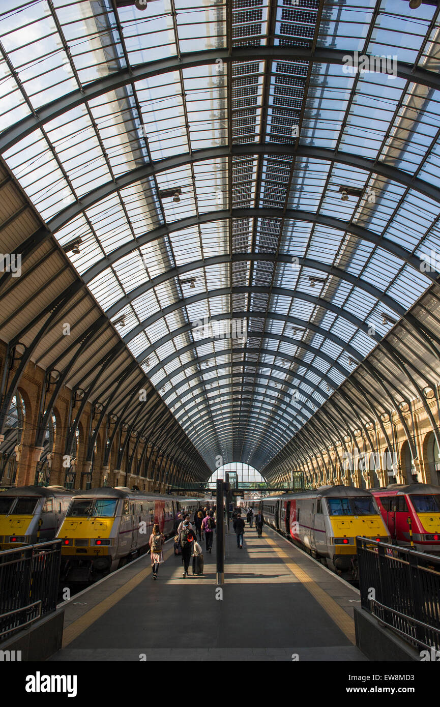 Züge warten auf Abfahrt in London Kings Cross Station als Passagiere-Board von der Plattform Stockfoto