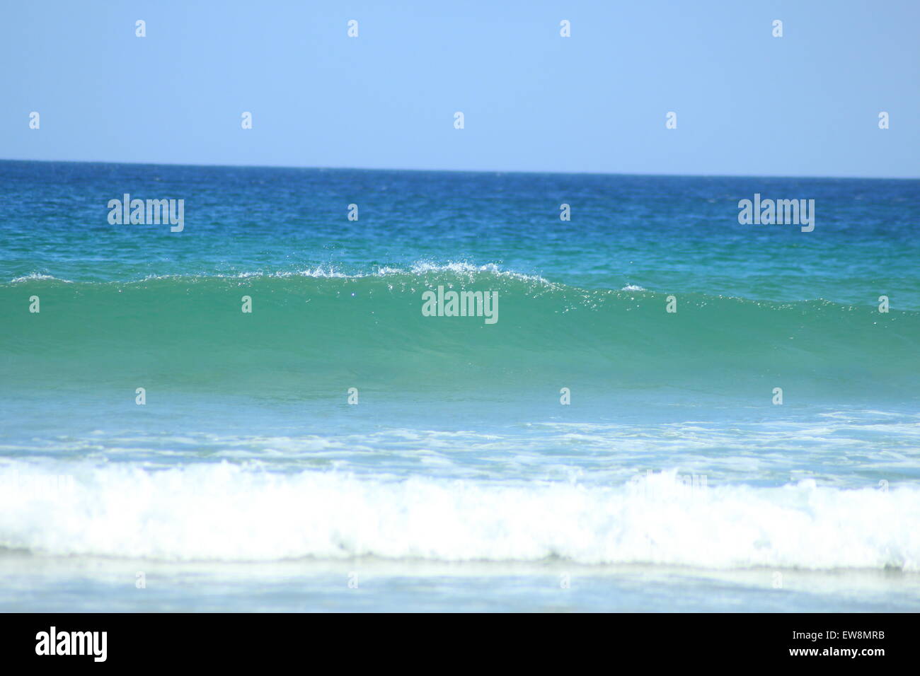 Cornish Küste, Sand Golden schöne Landschaft, blauer Himmel weiße Wolken, blaues Meer, Wellen, Urlaubsziel. Stockfoto