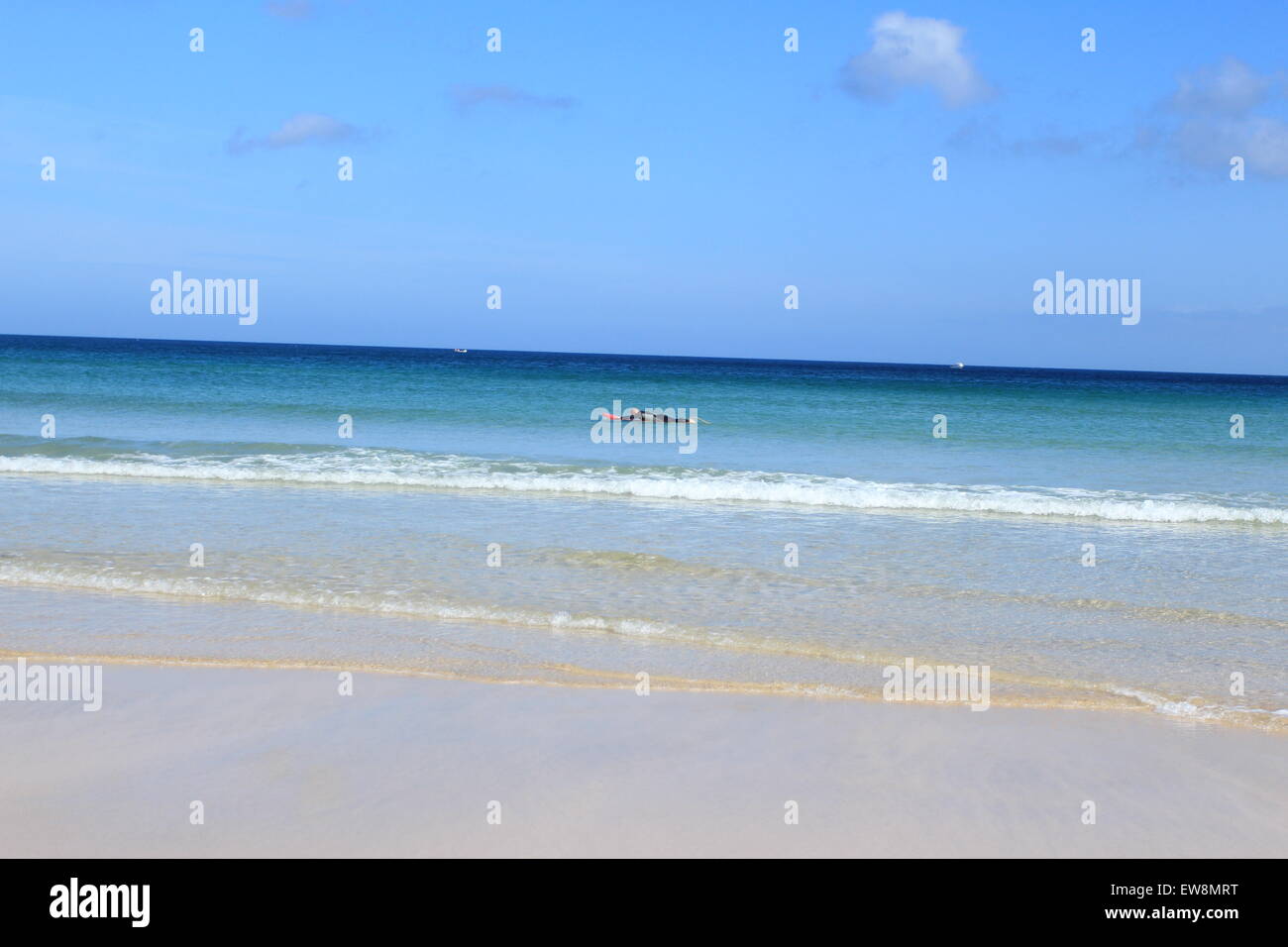 Cornish Küste, Sand Golden schöne Landschaft, blauer Himmel weiße Wolken, blaues Meer, Wellen, Urlaubsziel. Stockfoto