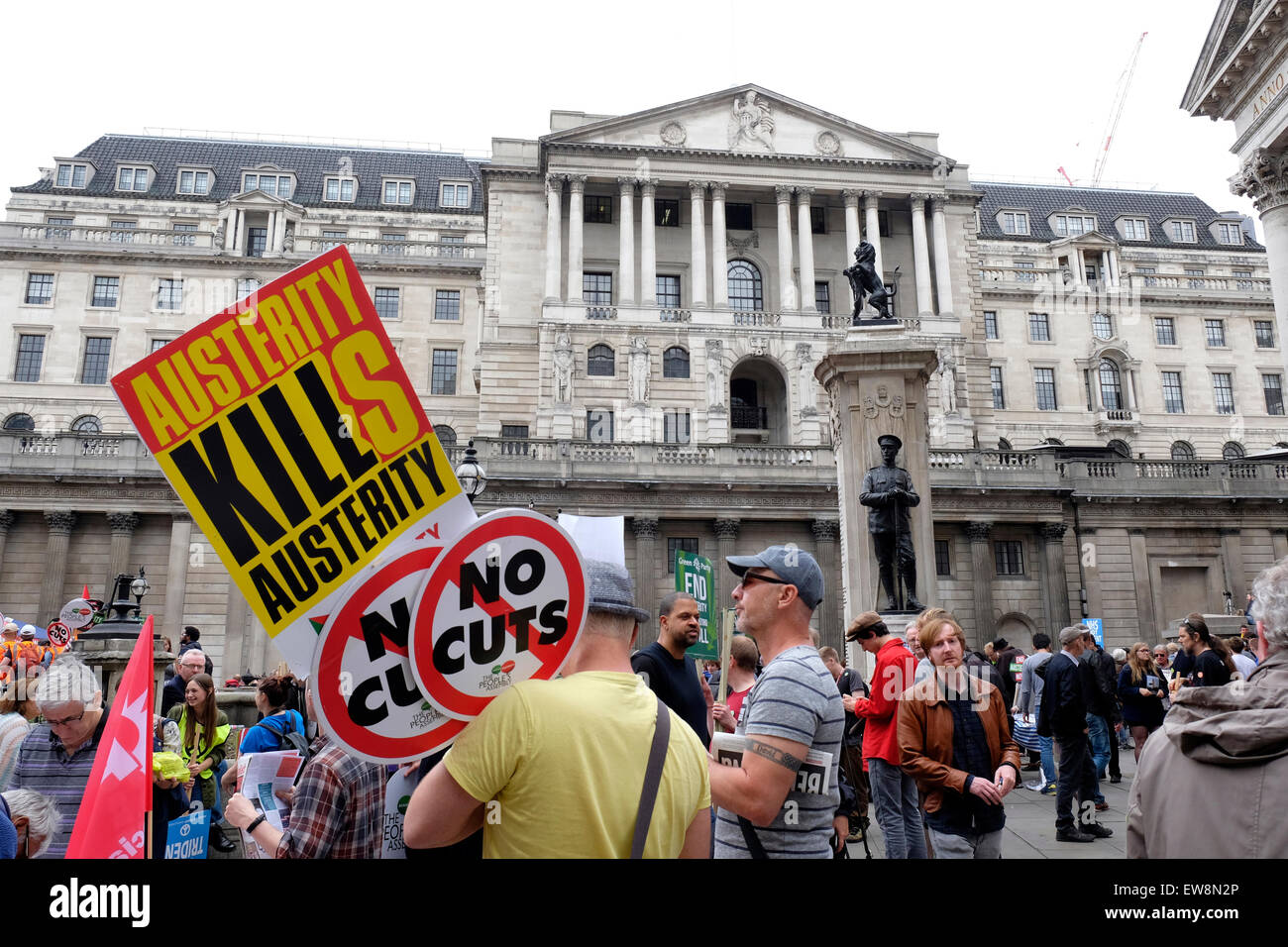 Gegen Sparpolitik Demonstranten versammeln sich vor der Bank of England Stockfoto