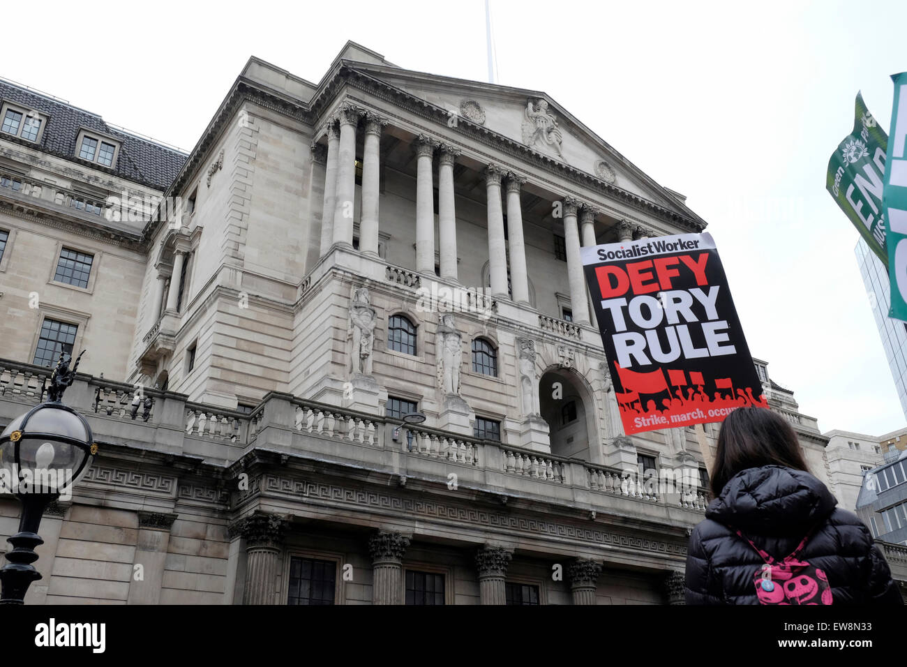 Ein Demonstrant außerhalb der Bank of England hält ein Plakat "Tory Regel trotzen" lesen Stockfoto