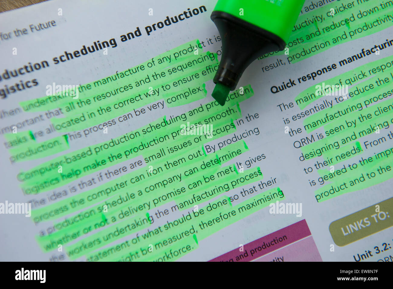 Textmarker auf eine Ebene Hausaufgaben und revision Stockfoto