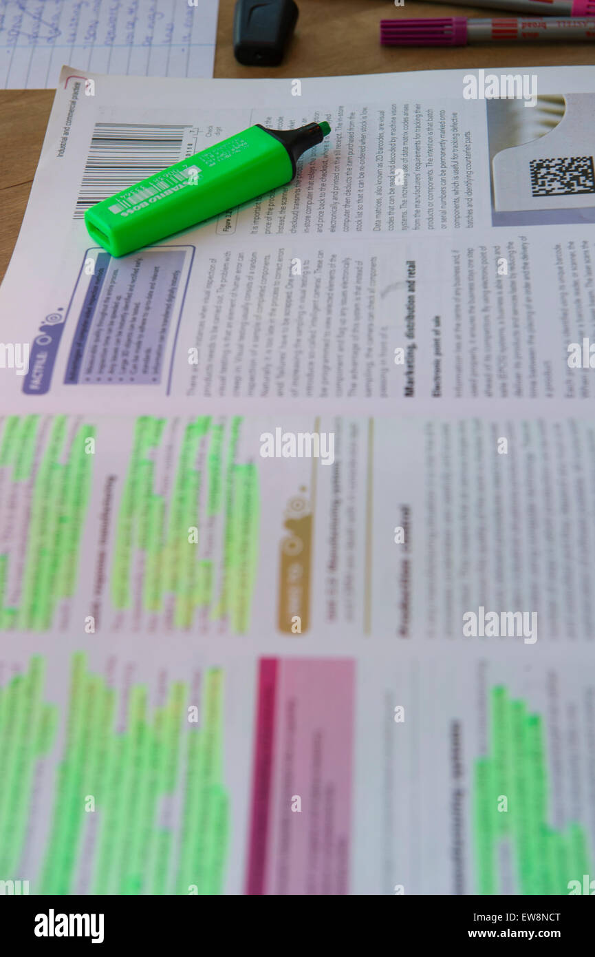 Textmarker auf eine Ebene Hausaufgaben und revision Stockfoto