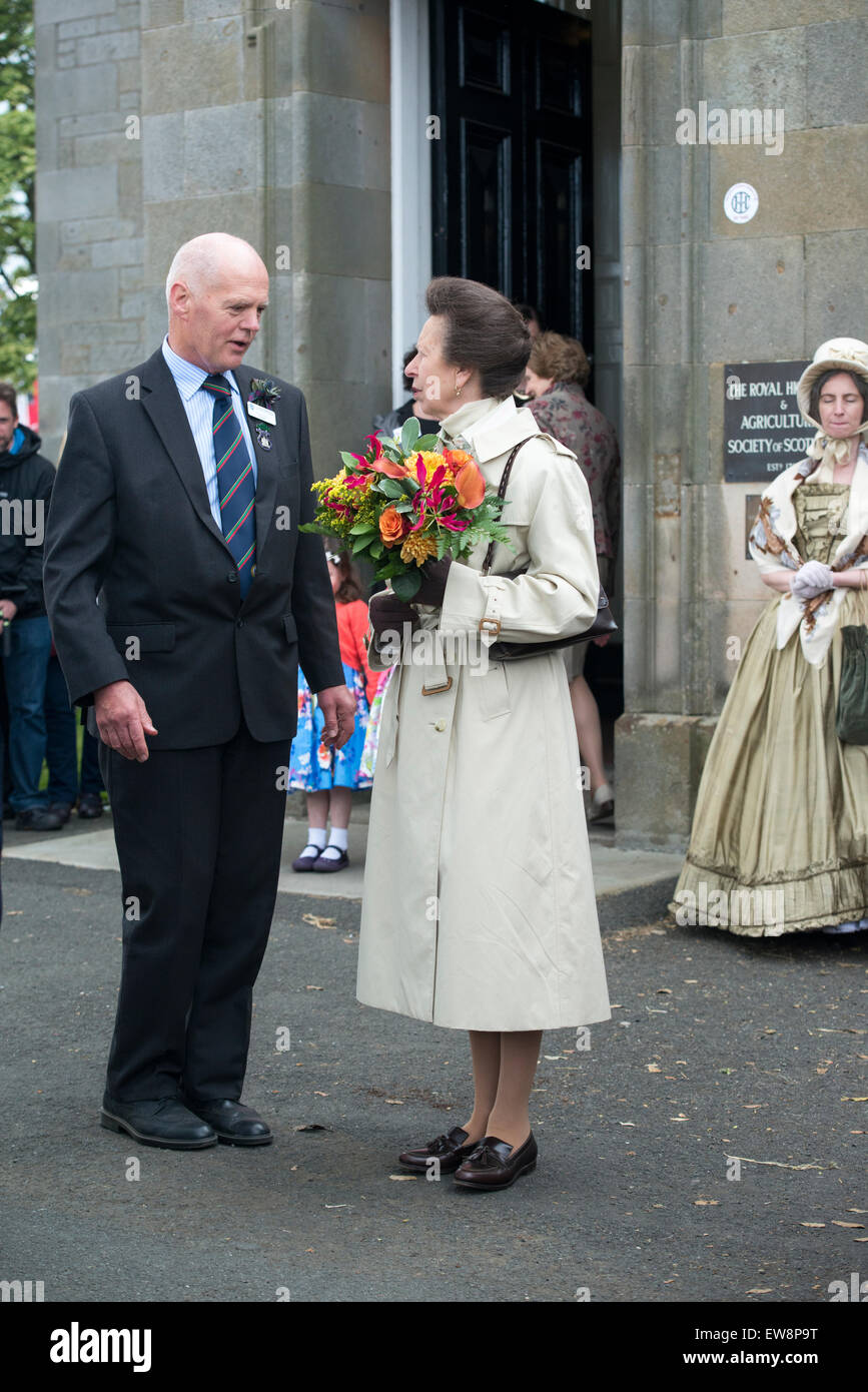 Das Royal Highland Centre, Ingliston, Newbridge, Midlothian, UK.19th Juni 2015. Die Princess Royal, Ehrenmitglied der Royal Highland und Landwirtschafts-Gesellschaft von Schottland, Besuch der Royal Highland Show, Schottland. Bildnachweis: Karen Appleyard/Alamy Live-Nachrichten Stockfoto