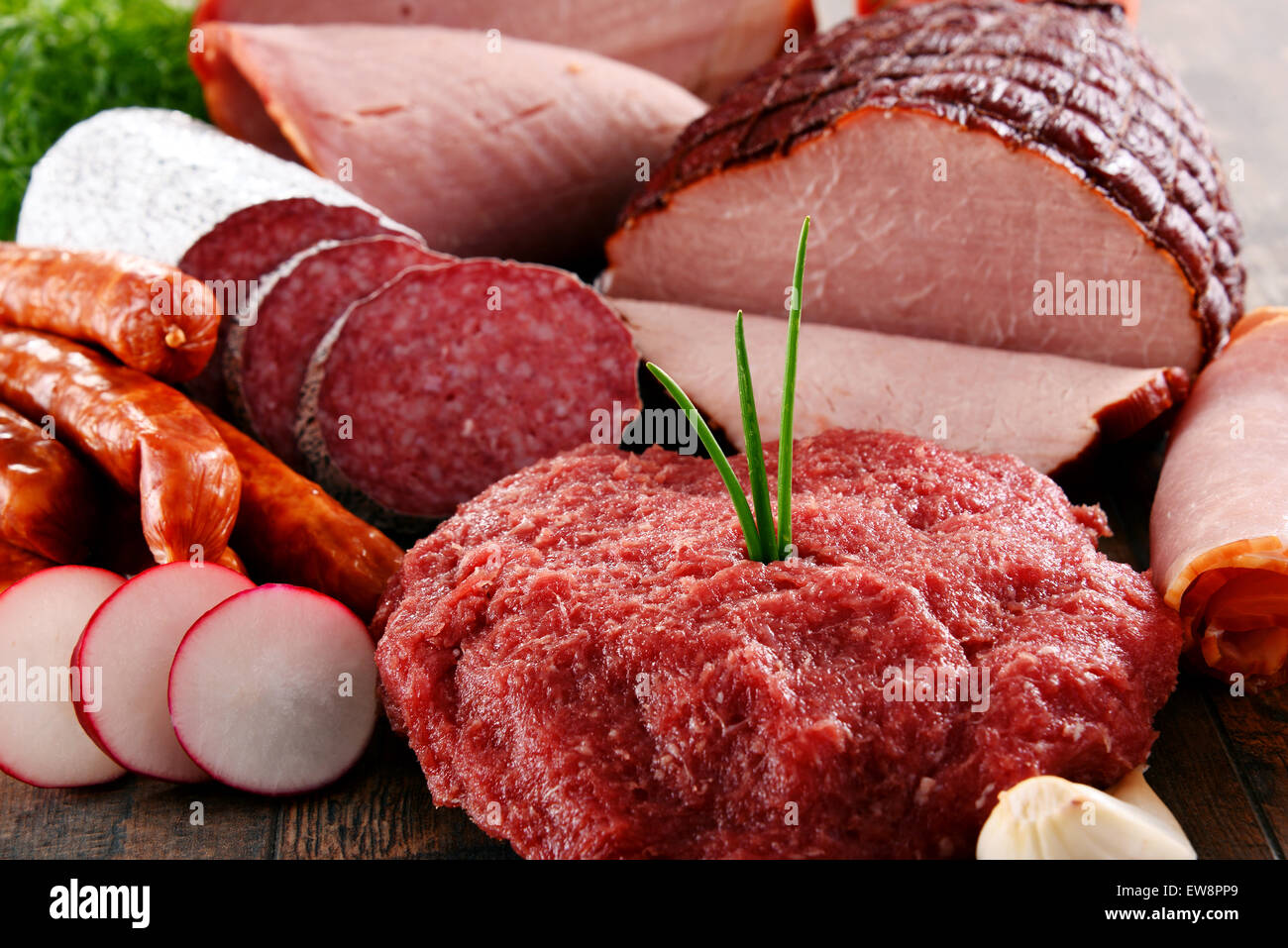 Verschiedene Fleischerzeugnisse einschließlich Schinken und Wurstwaren. Stockfoto