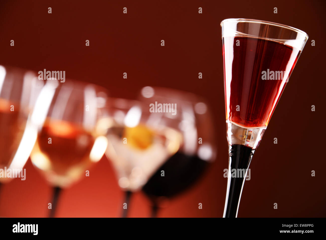 Gläser mit verschiedenen alkoholischen Getränken Stockfoto