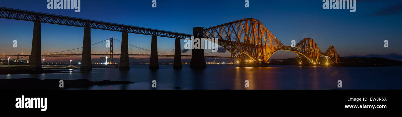 Moderne Welt: Forth Bridges in Queensferry, blaue Stunde, genäht Panorama über den Firth Of Forth Bay / North Sea Stockfoto
