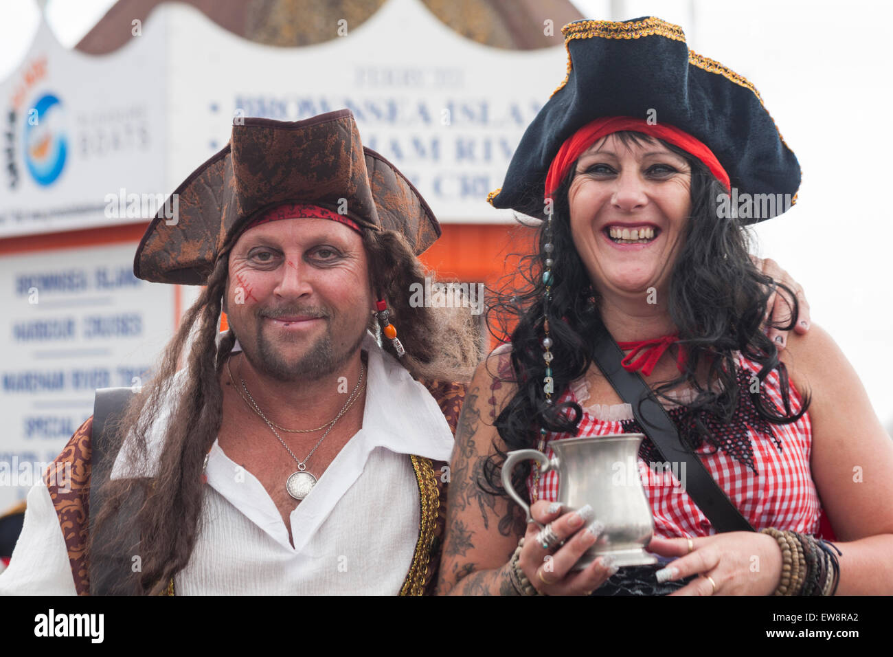 Paar als Piraten verkleidet. Harry Paye Tag, Poole im Juni Credit: Carolyn Jenkins/Alamy Live-Nachrichten Stockfoto