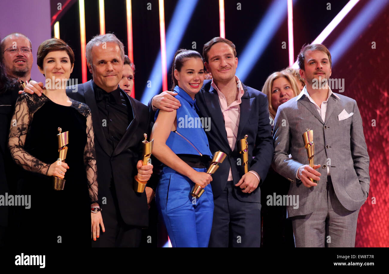 Berlin, Deutschland. 19. Juni 2015. Die Produzenten des Dokumentarfilms "Citizenfour", Mathilde Bonnefoy (l-R), Dirk Wilutzky; die Schauspieler Laia Costa und Frederick Lau; und der Komponist Nils Frahm zu feiern, erhalten ihre Auszeichnungen bei der 65. Deutscher Filmpreis (Deutsche Filmpreise) in Berlin, Deutschland, 19. Juni 2015. Foto: JENS KALAENE/DPA/Alamy Live-Nachrichten Stockfoto