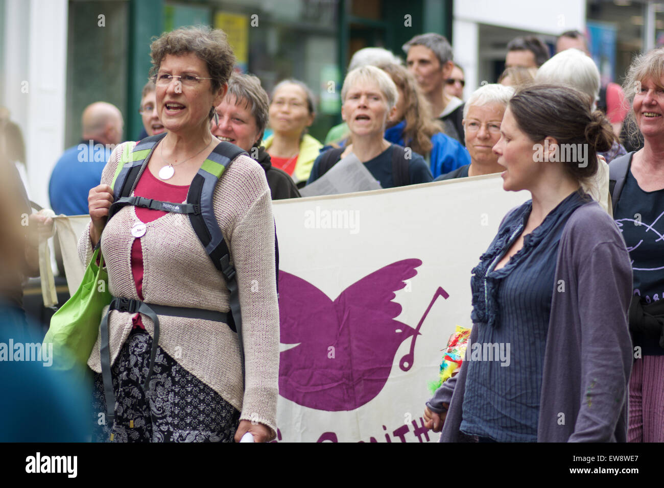 Aberystwyth, Ceredigion, West Wales UK, 20. Juni 2015. Demonstranten gehen auf die Straße bringen die High St zu einem Standplatz noch. Sie protestieren gegen die fortgesetzte Regierung Kürzungen von Leistungen. © Trébuchet Fotografie / Alamy News Live Stockfoto