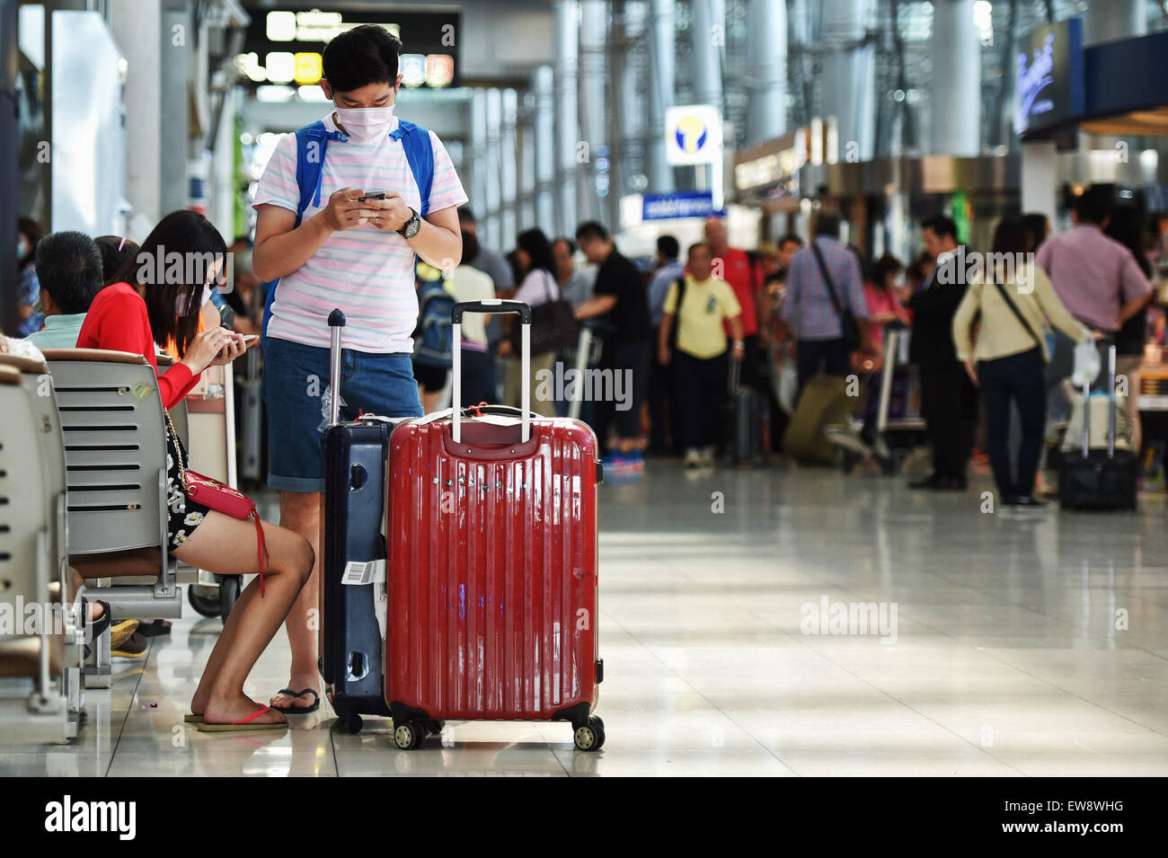 Bangkok, Thailand. 20. Juni 2015. Zwei Reisende gelten tragen Gesichtsmasken wie am Flughafen Suvarnabhumi in Bangkok, Thailand, 20. Juni 2015 eintreffen. Thailands öffentliche Gesundheitsministerium am Donnerstag bestätigte das Land der erste Fall des Nahen Osten respiratorische Syndrom (MERS). In Bangkok, der Hauptstadt des Landes und eine internationale Verkehrsdrehscheibe haben Bürger und Reisende begonnen, präventive Methoden wie das Tragen von Schutzmasken Gesichts zu verpflichten. Bildnachweis: Li Mangmang/Xinhua/Alamy Live-Nachrichten Stockfoto